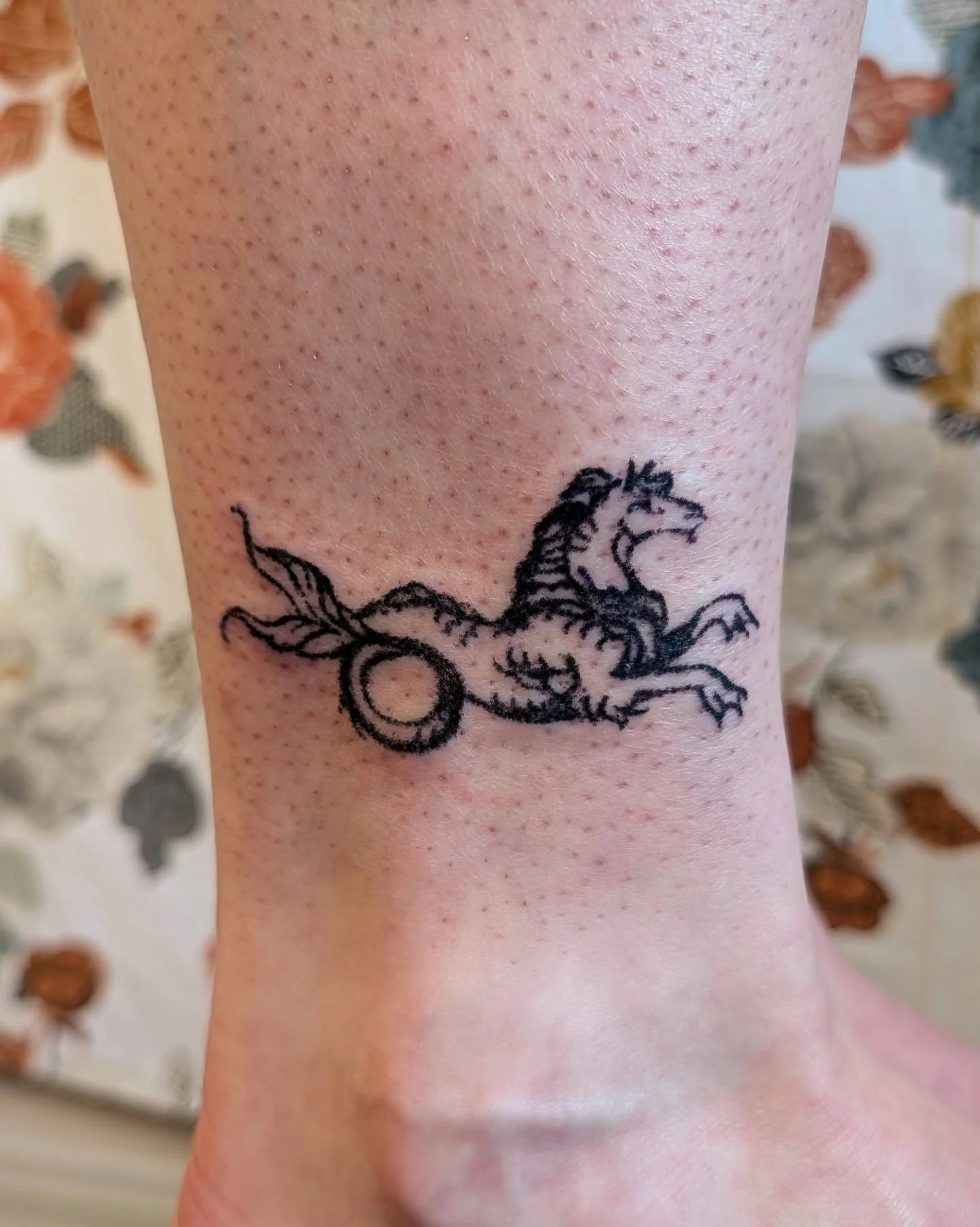 Hippocampus from my flash for Kylie, thank you so much! 🐎🐟

.
.
.
#tattoo #handpoke #handpoketattoo #qttr #ottawatattoo