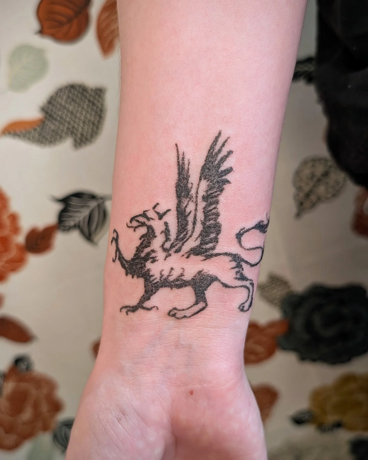 Gryphon from my antiquities flash for Gray, thank you so much for the trust 🙏 

.
.
.
#tattoo #handpoke #qttr #ottawatattoo #blackworktattoo
