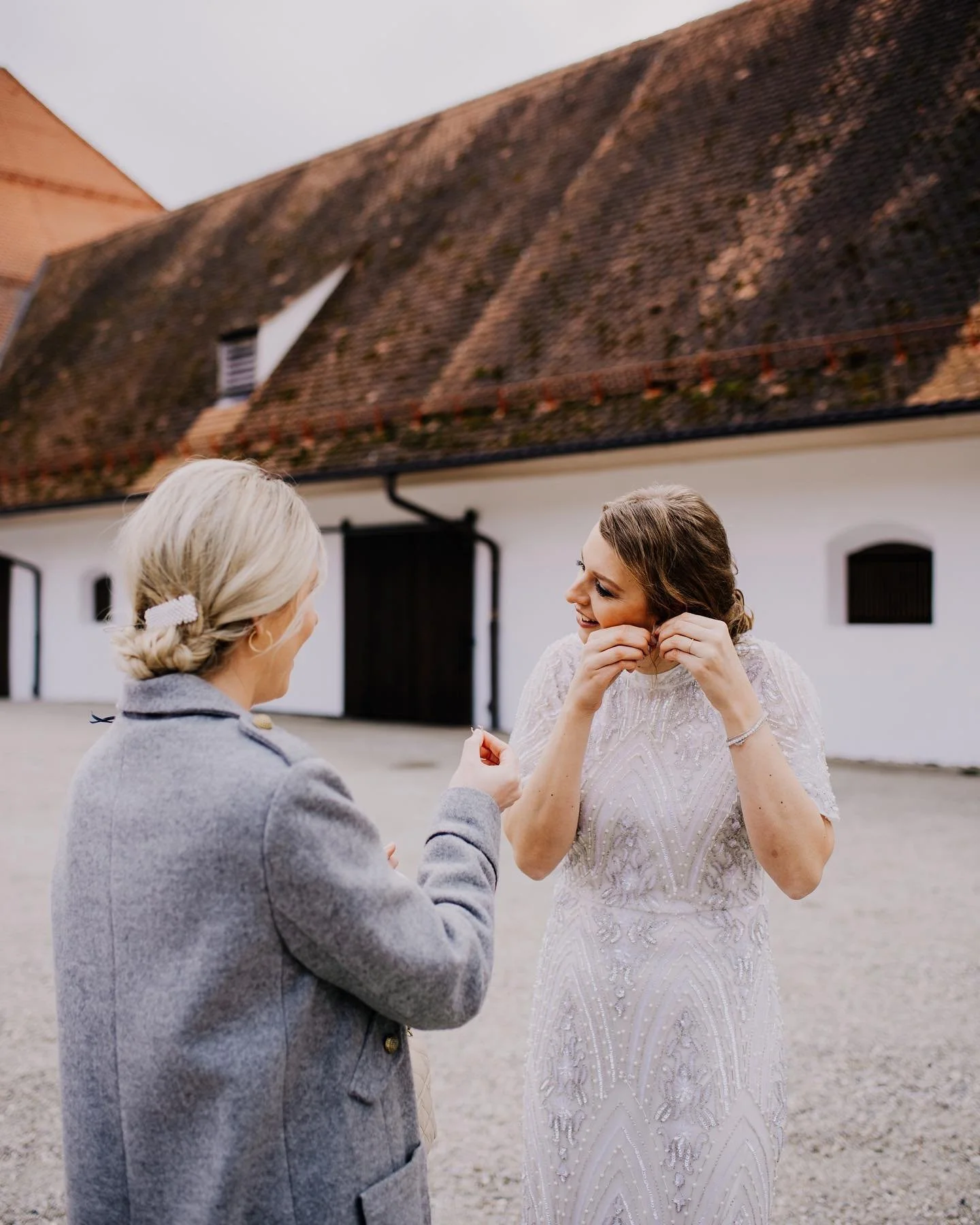 Trauzeugin❣️

Du kennst die Braut in jeder erdenklichen Stimmungslage und warst bei mehr H&ouml;hen und Tiefen dabei, als Sie z&auml;hlen kann. Dich bringt nichts so schnell aus der Fassung und auf dich ist immer Verlass. Dir alleine traut die Braut 