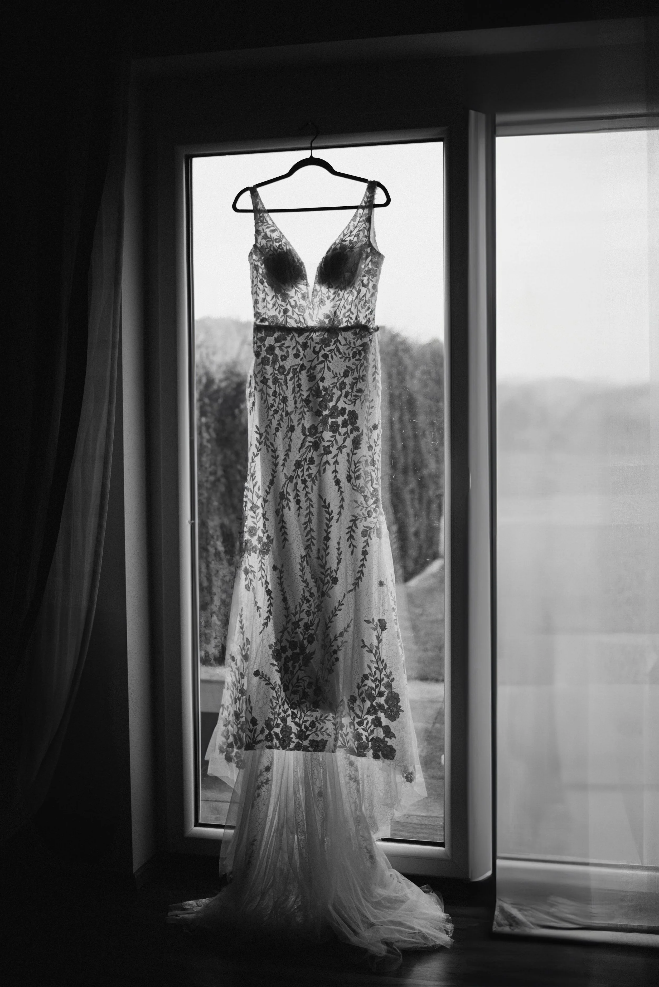 2022-Shooting-WeddingDress-web.jpg