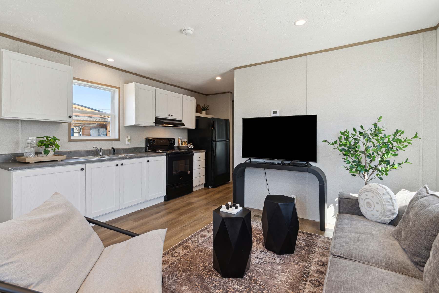 020-prime-pike-living-room-3.jpg