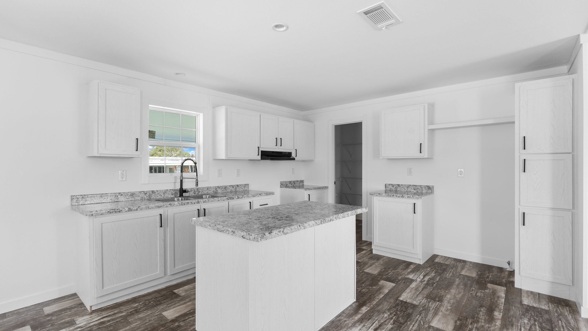 09-Kitchen.jpg
