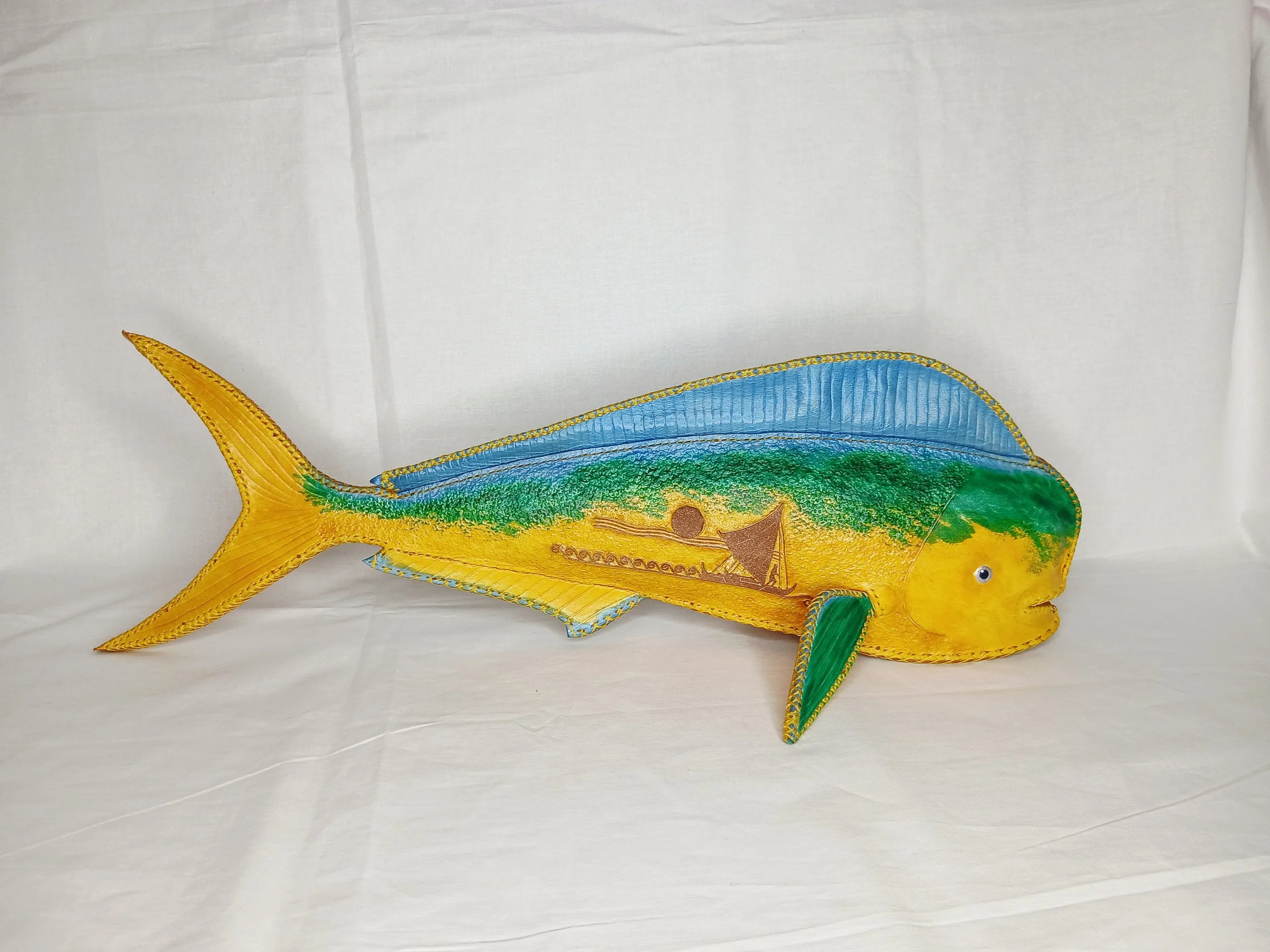 𝗧𝗵𝗲 𝗠𝗮𝗵𝗶 𝗠𝗮𝗵𝗶 — A vibrant, masterfully detailed marine sculpture featuring hand-dyed shimmering tones, brought together with over 1,000 hand-punched stitch holes and 25 meters of thread.