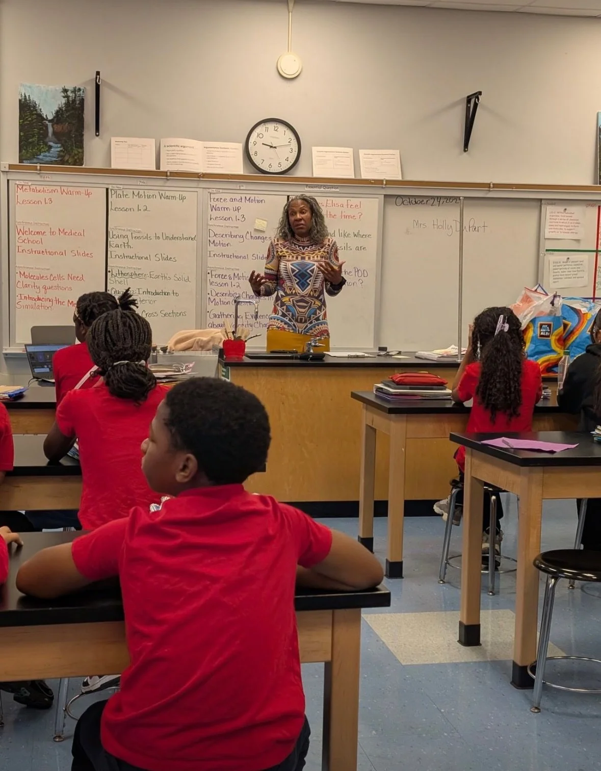 Schools have been requesting hygiene workshops and Wellness4Every1 is here to deliver! We recently launched a pilot program to respond to this need and hosted hygiene workshops at 3 Chicago schools led by our amazing teaching artist @hollydupart 

We