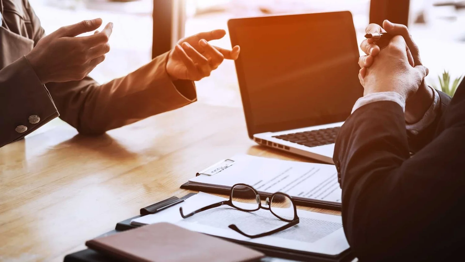 Body Language: Leave a Lasting Impression at Job Interview | Leading HR ...