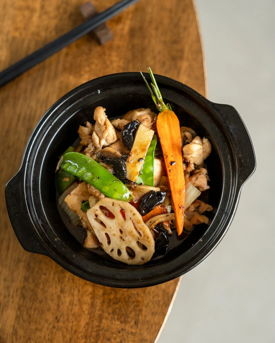 Wok de poulet sauté à l’ail noir