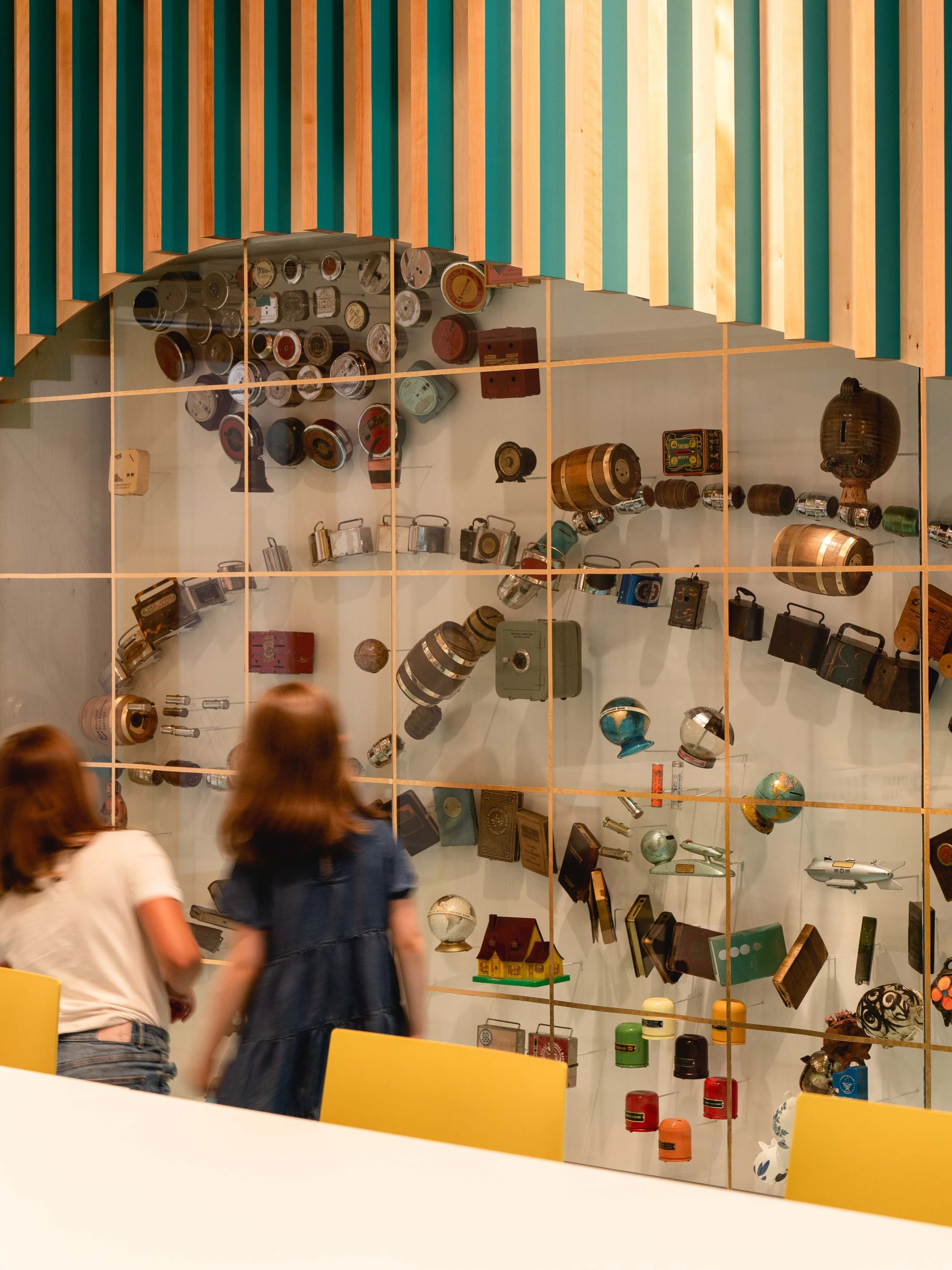 Design de la vitrine des artéfacts par Inscape le studio