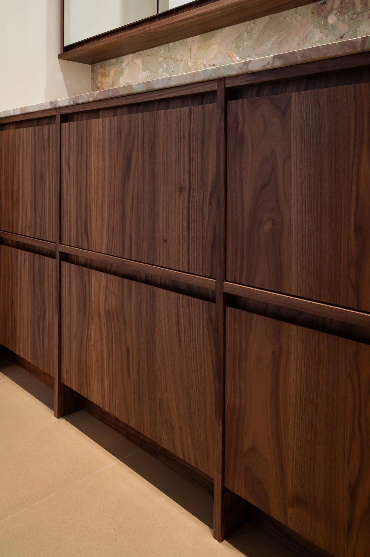 Design de la vanité de salle de bain en noyer avec une structure apparente et poignée intégrée par inscape le studio