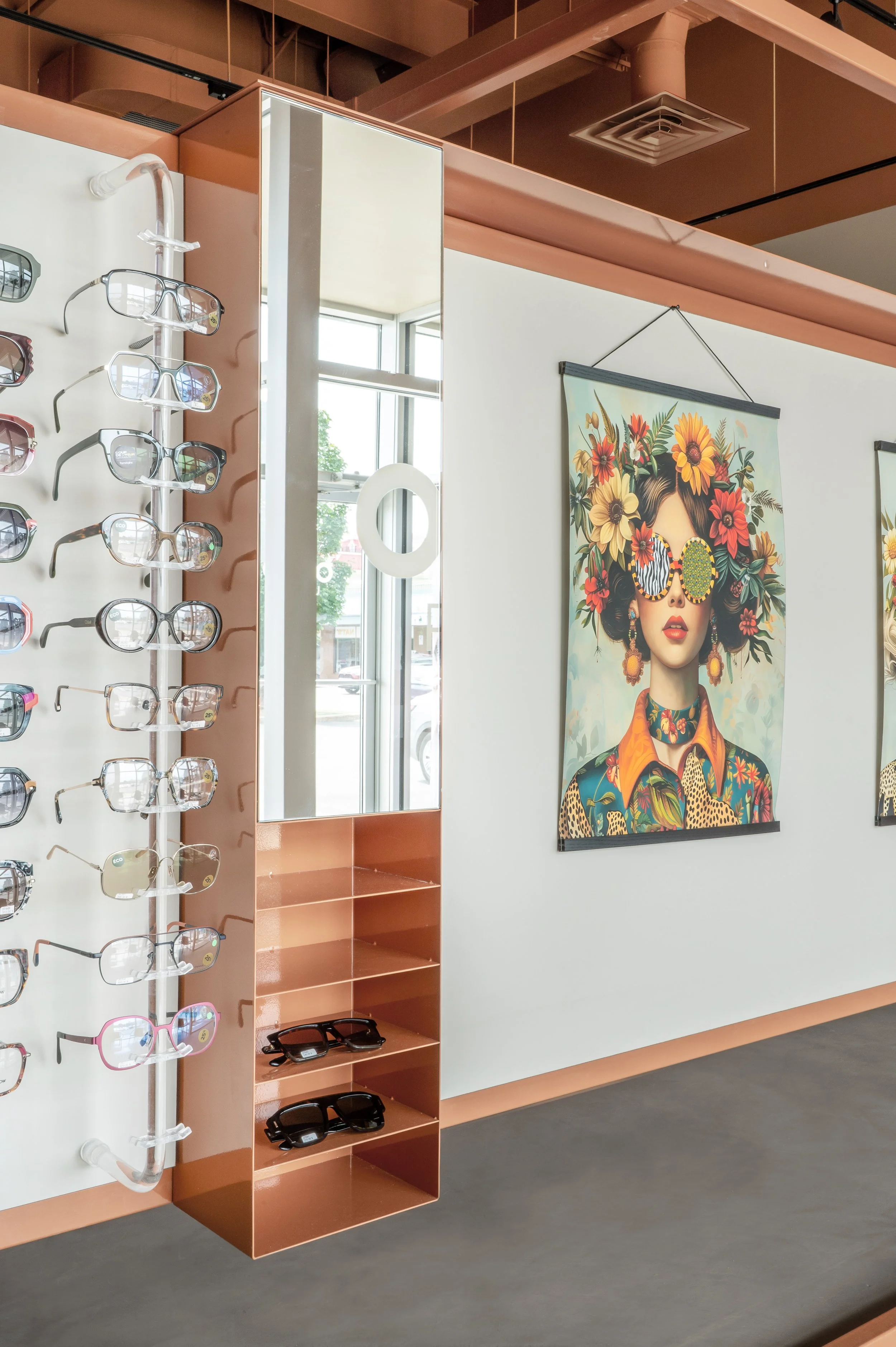 Détail du design des présentoirs à lunettes au centre de l'espace par inscape le studio