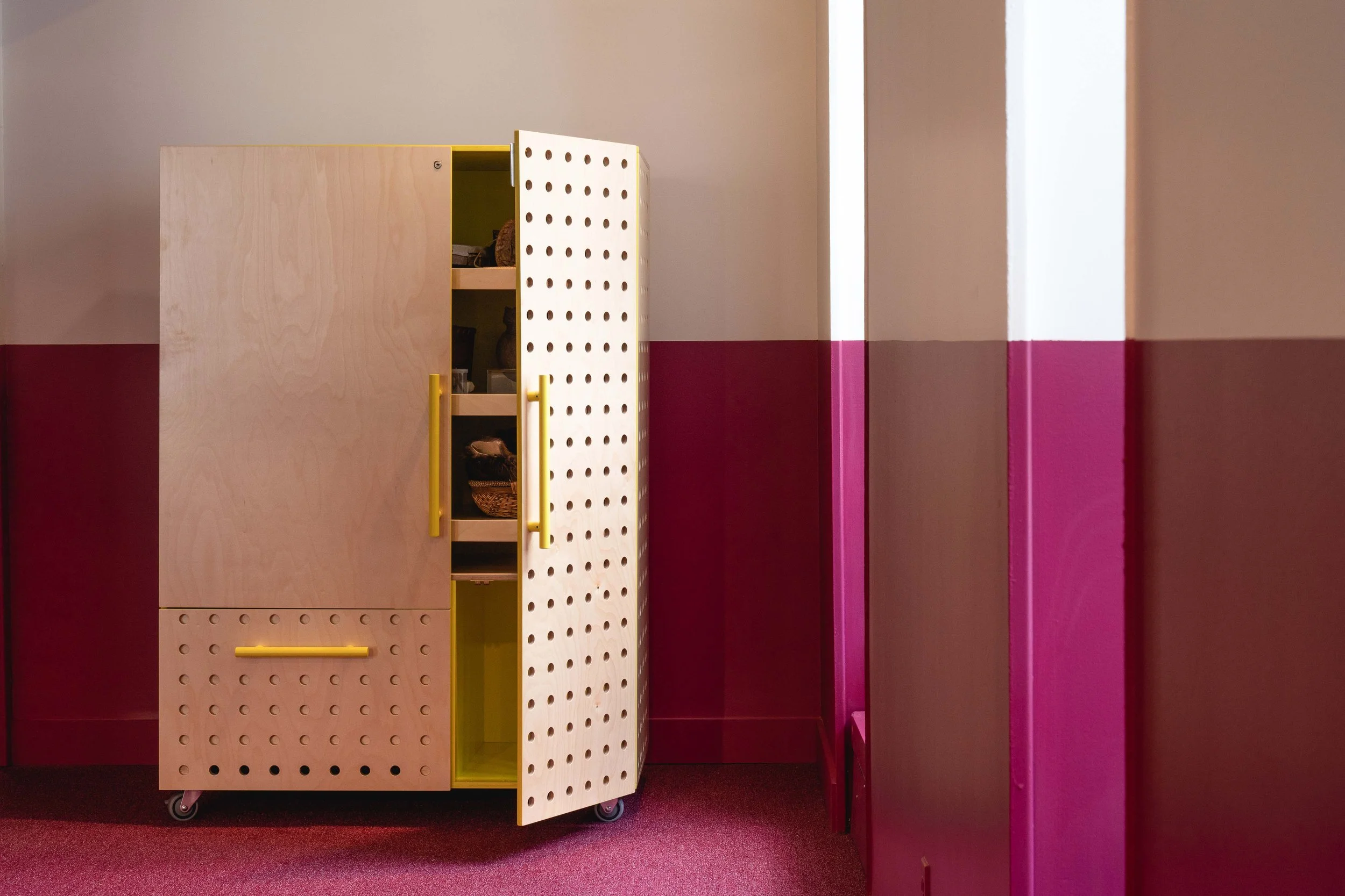 Design du mobilier sur mesure par inscape permettant de classer les objets en lien avec l'histoire et facilitant l'utilisation lors des activités