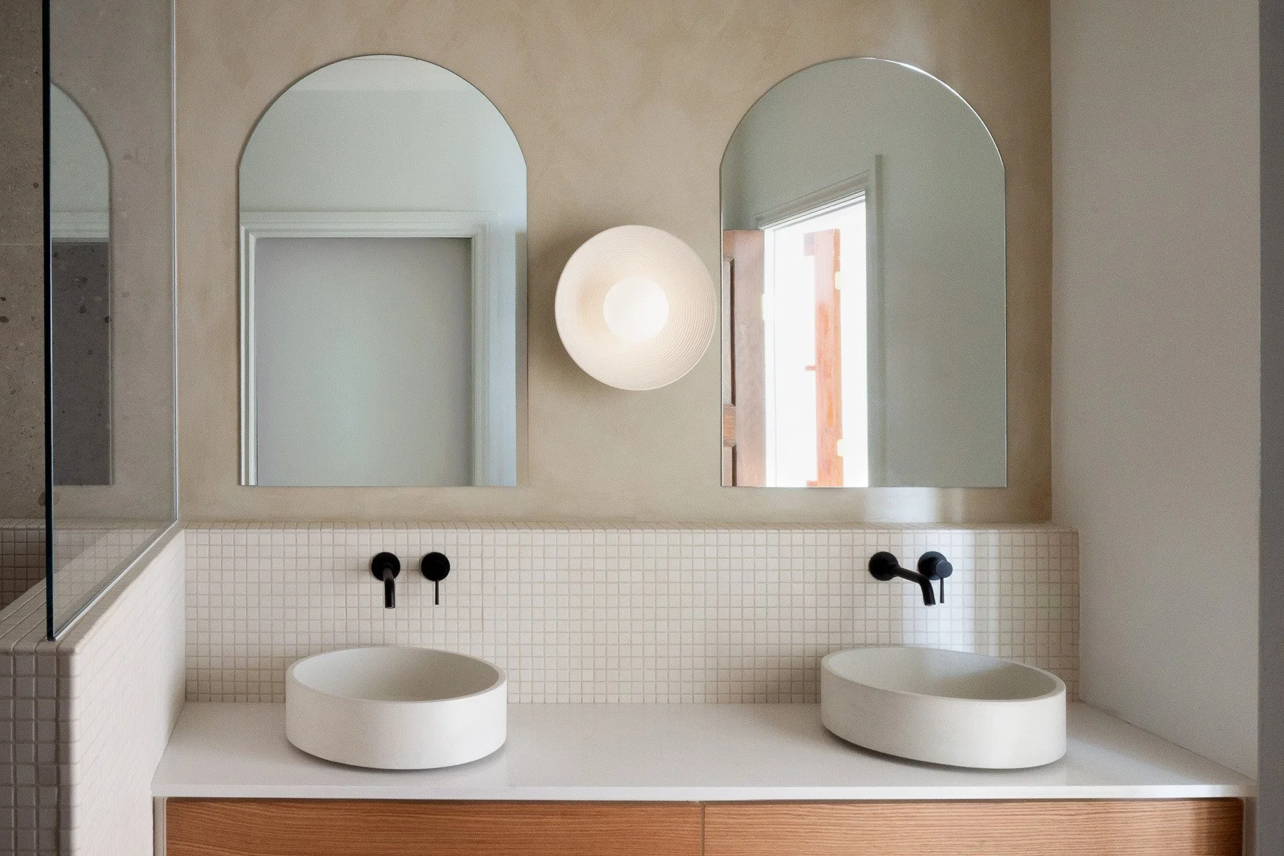 Design du comptoir de salle de bain avec vasque ronde en béton par inscape le studio