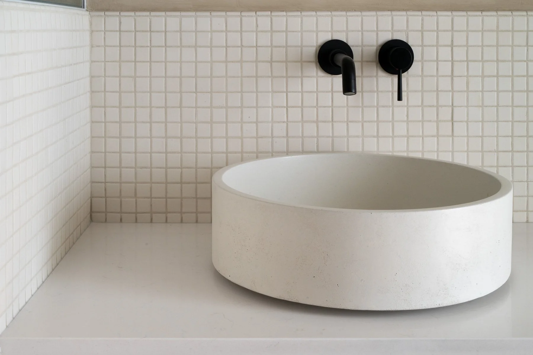 Desing du comptoir lavabo avec vasque en béton par inscape le studio