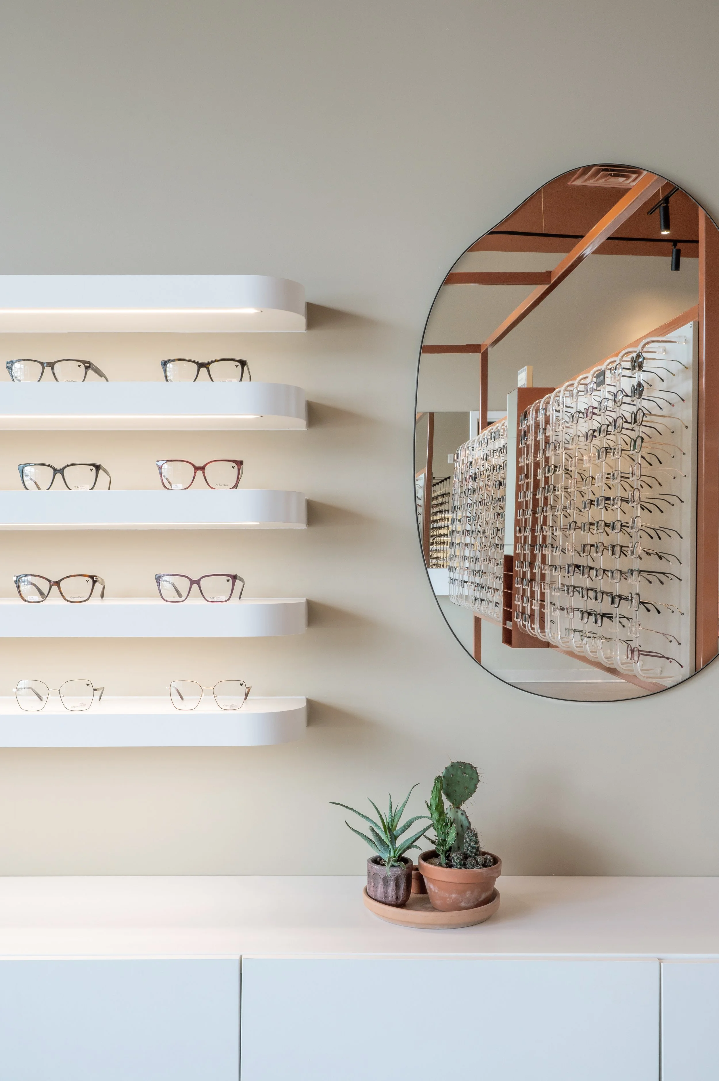 Présentoir à lunette courbée dans la salle de montre chez Opto-Réseau par inscape le studio