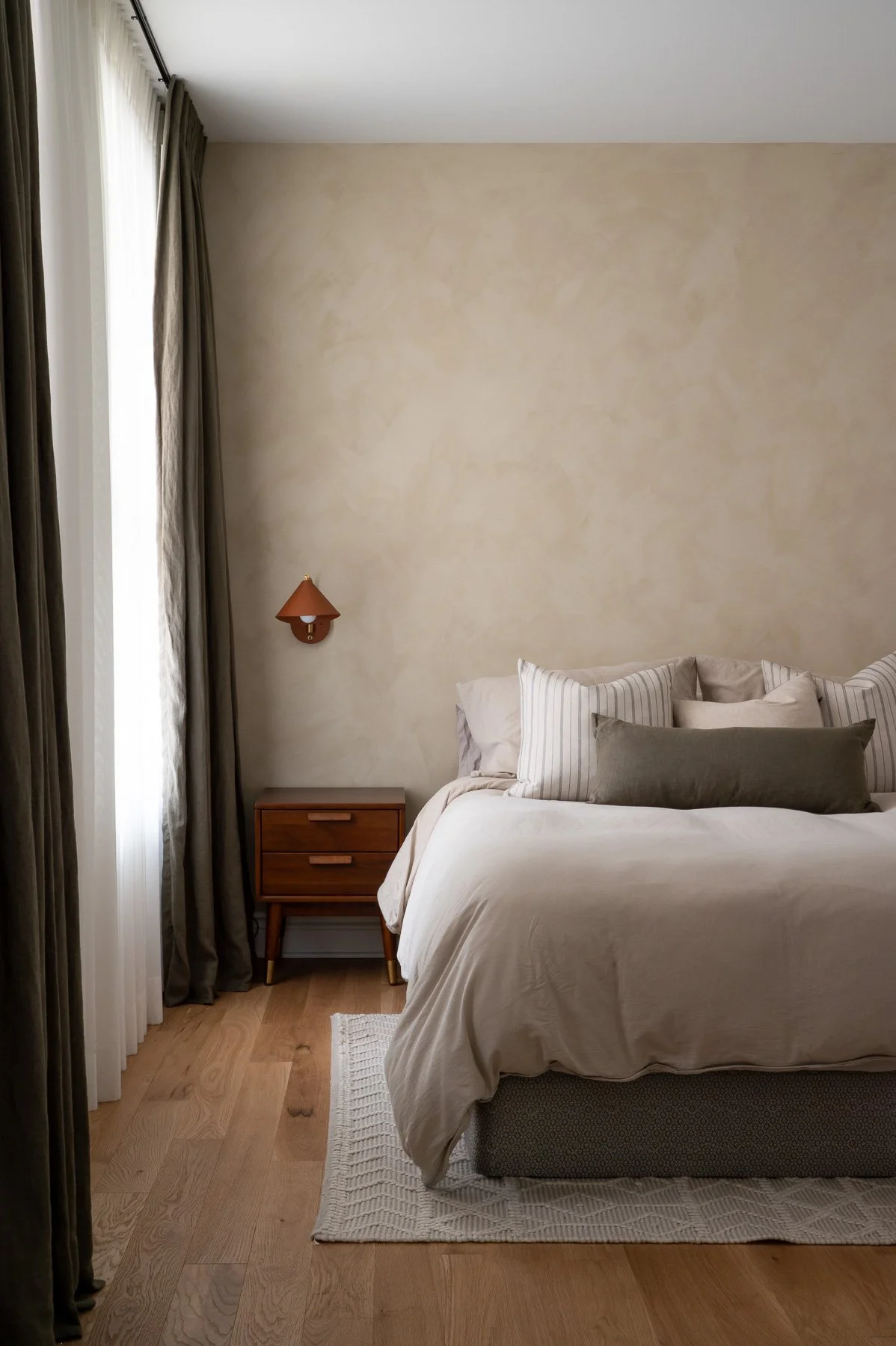 Design de la chambre avec peinture à la chaux teinte de beige par inscape le studio