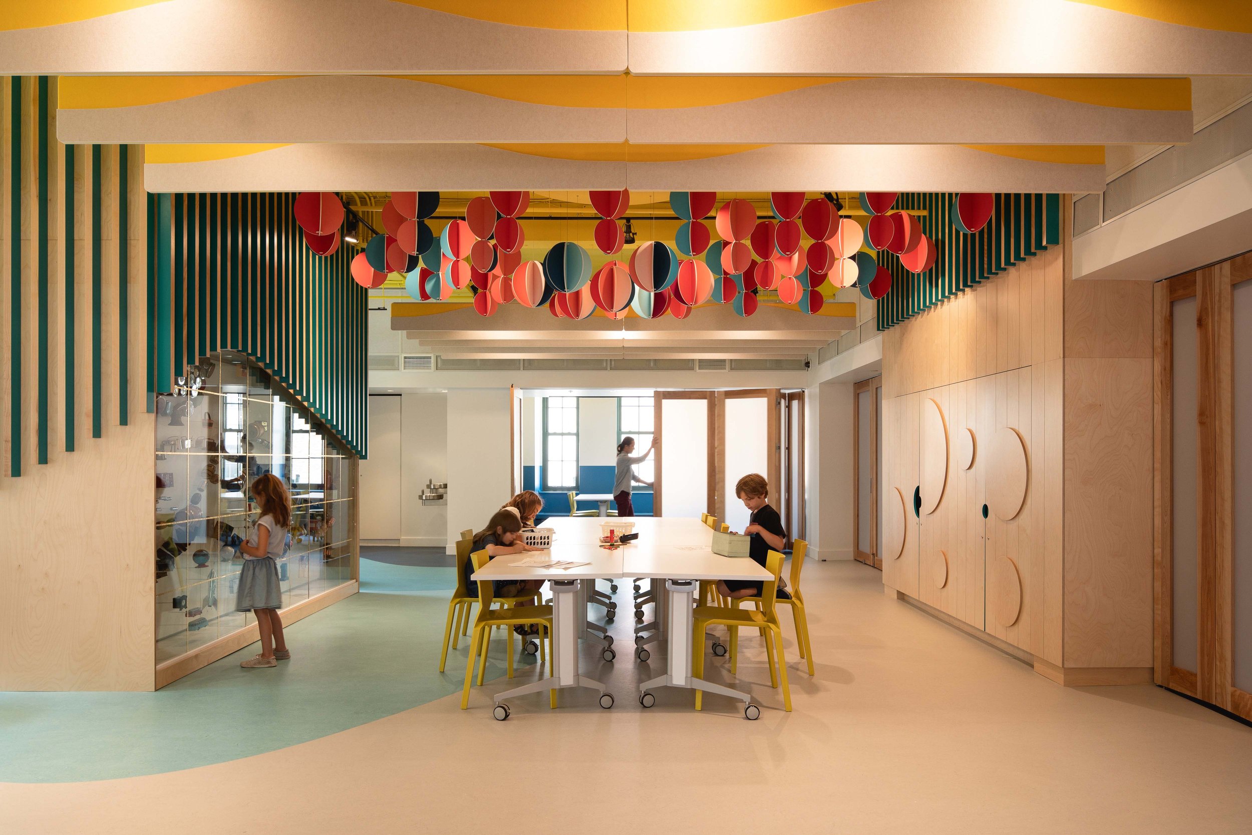 Aménagement de l'espace central modulaire de salle éducative par Inscape le studio