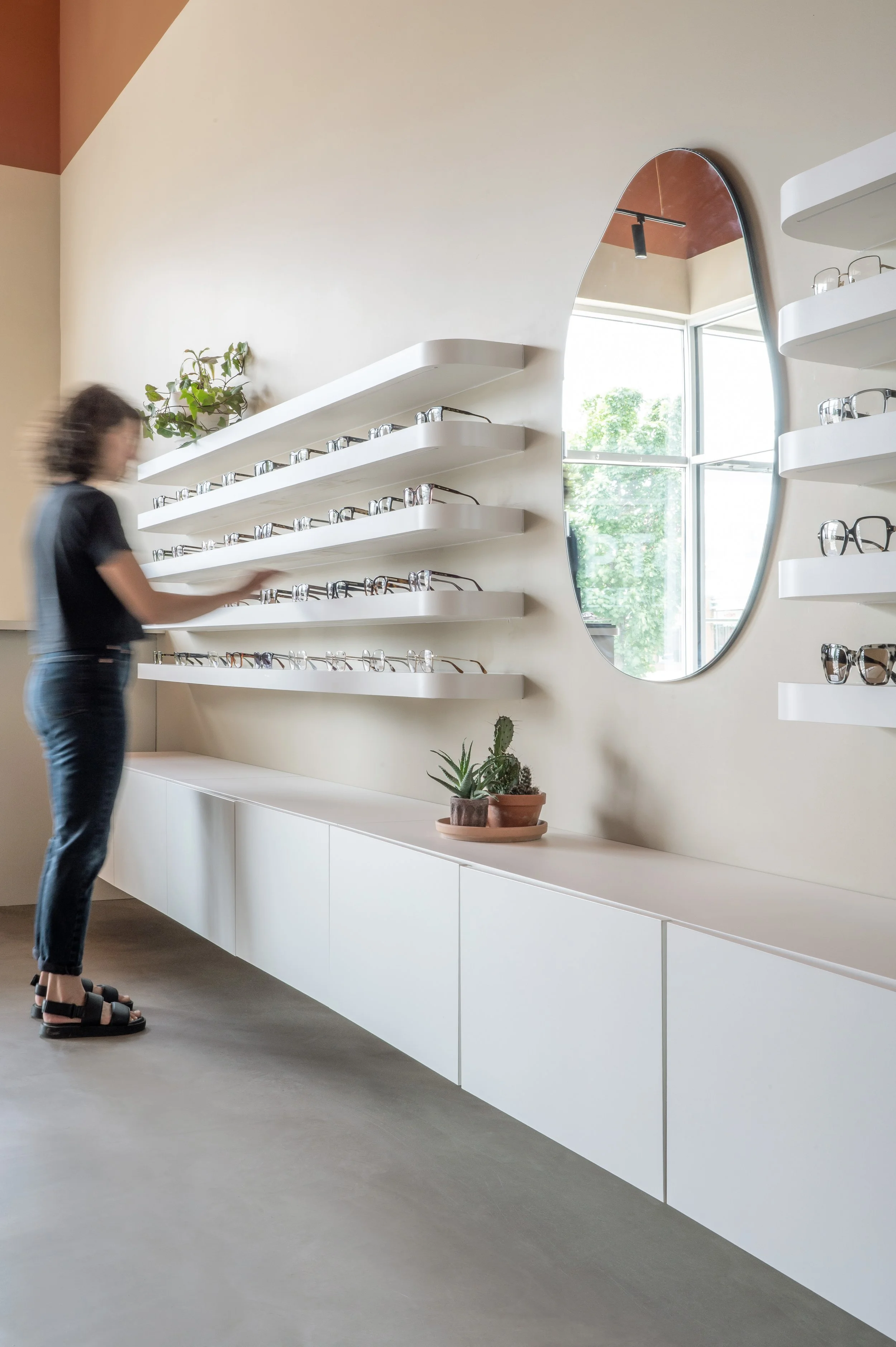 Design d'un présentoir à lunettes mural courbe et son miroir organique par inscape le studio