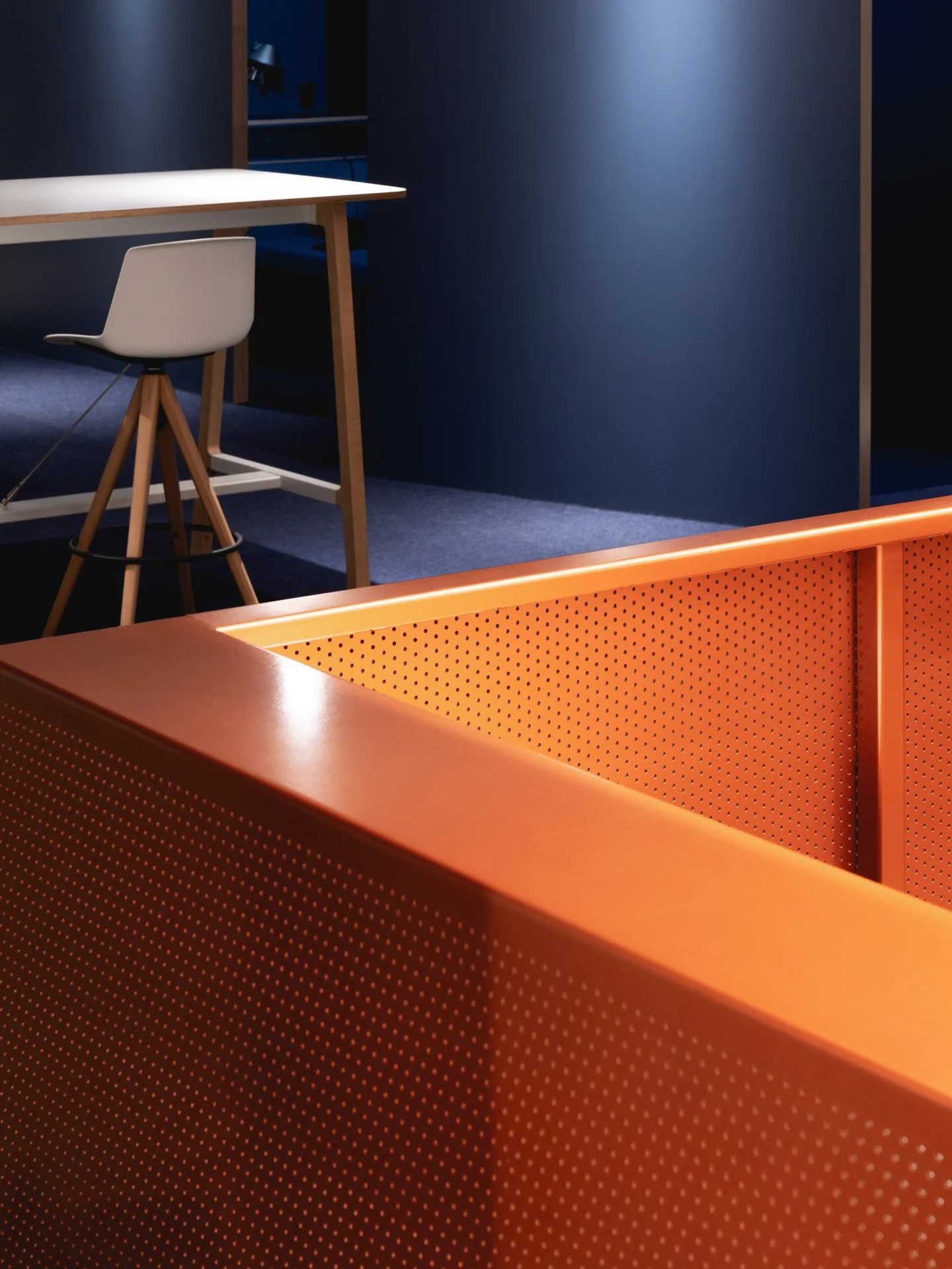 Détail du comptoir d'accueil d'acier de la médiathèque par Inscape le studio