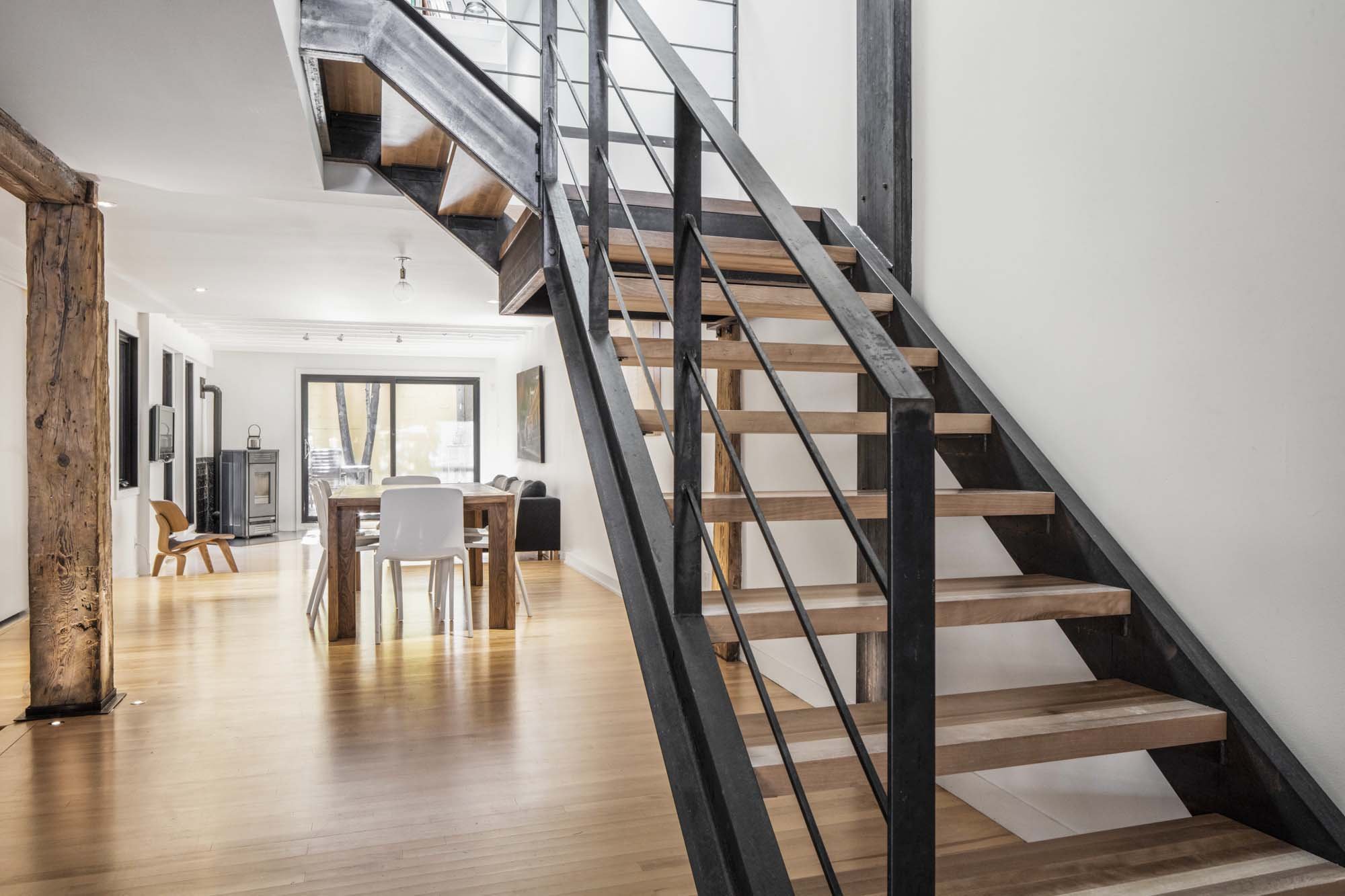 Design et aménagement de la résidence en aire ouverte avec escalier central par inscape le studio