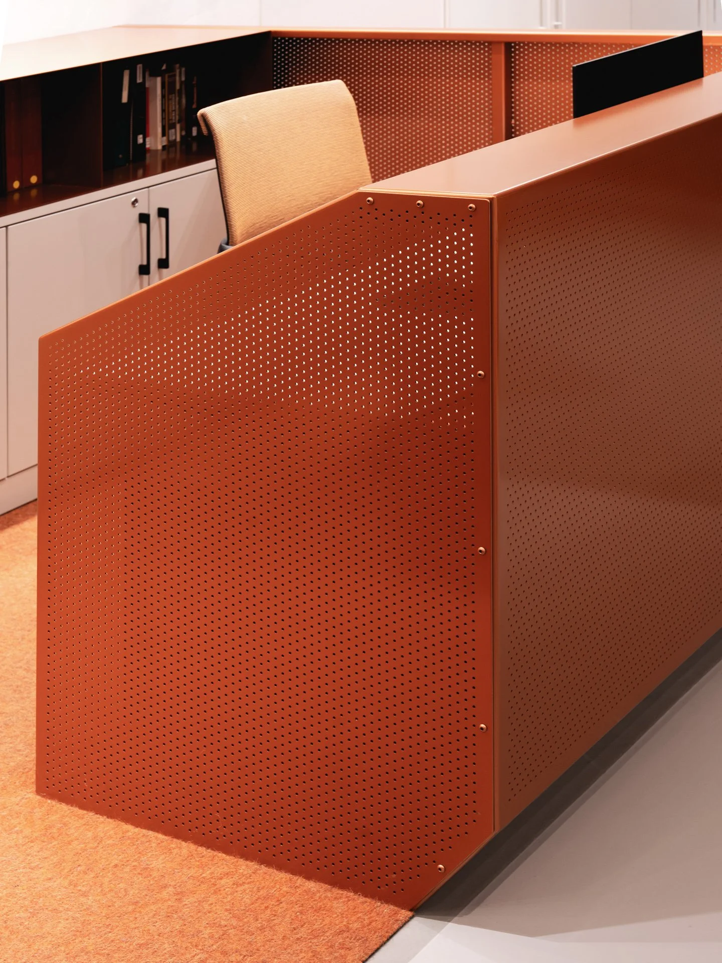 Détail du bureau de réception en acier perforé de la médiathèque par inscape le studio