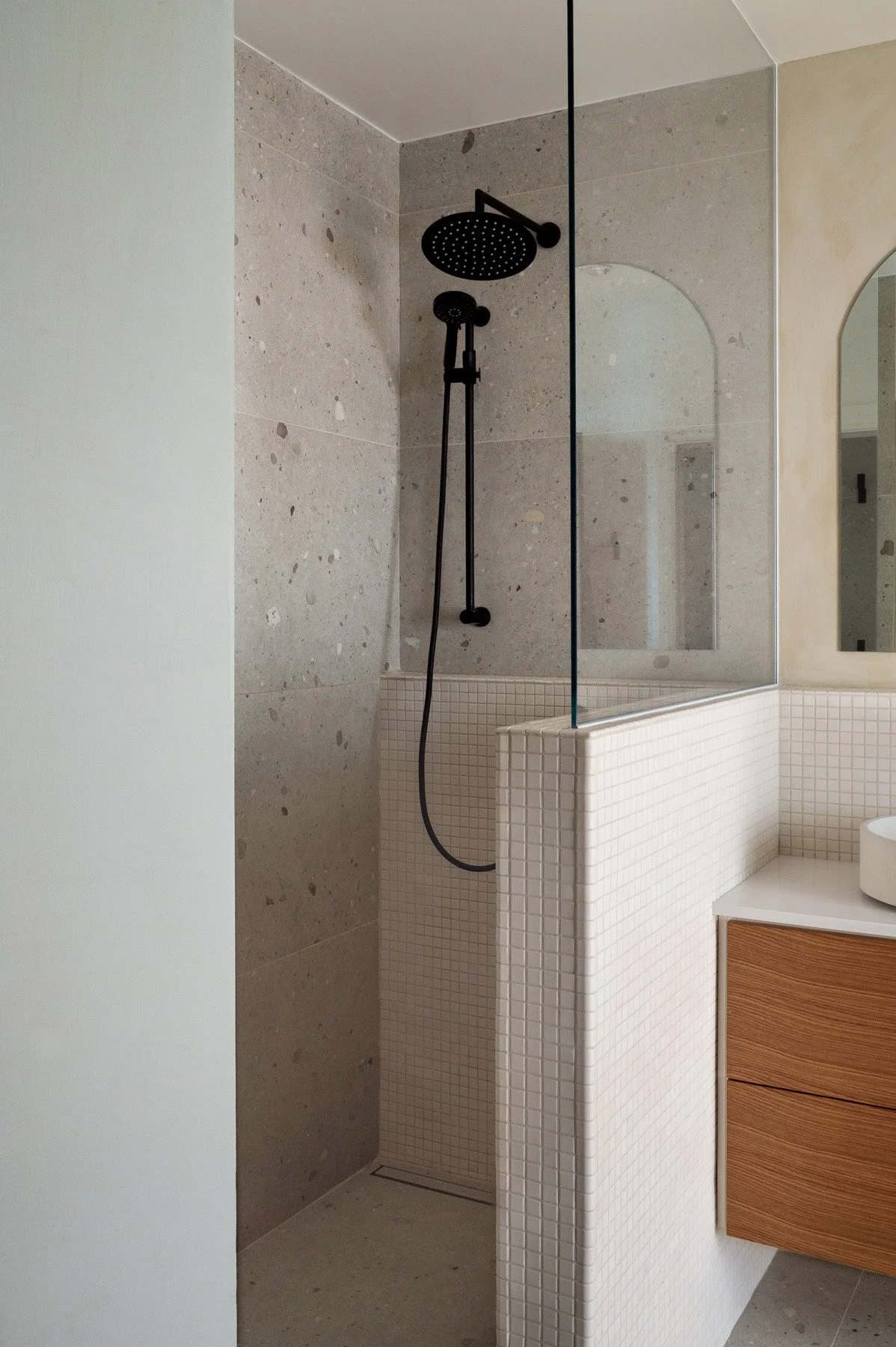 Design de la douche italienne avec céramique texturée par inscape le studio