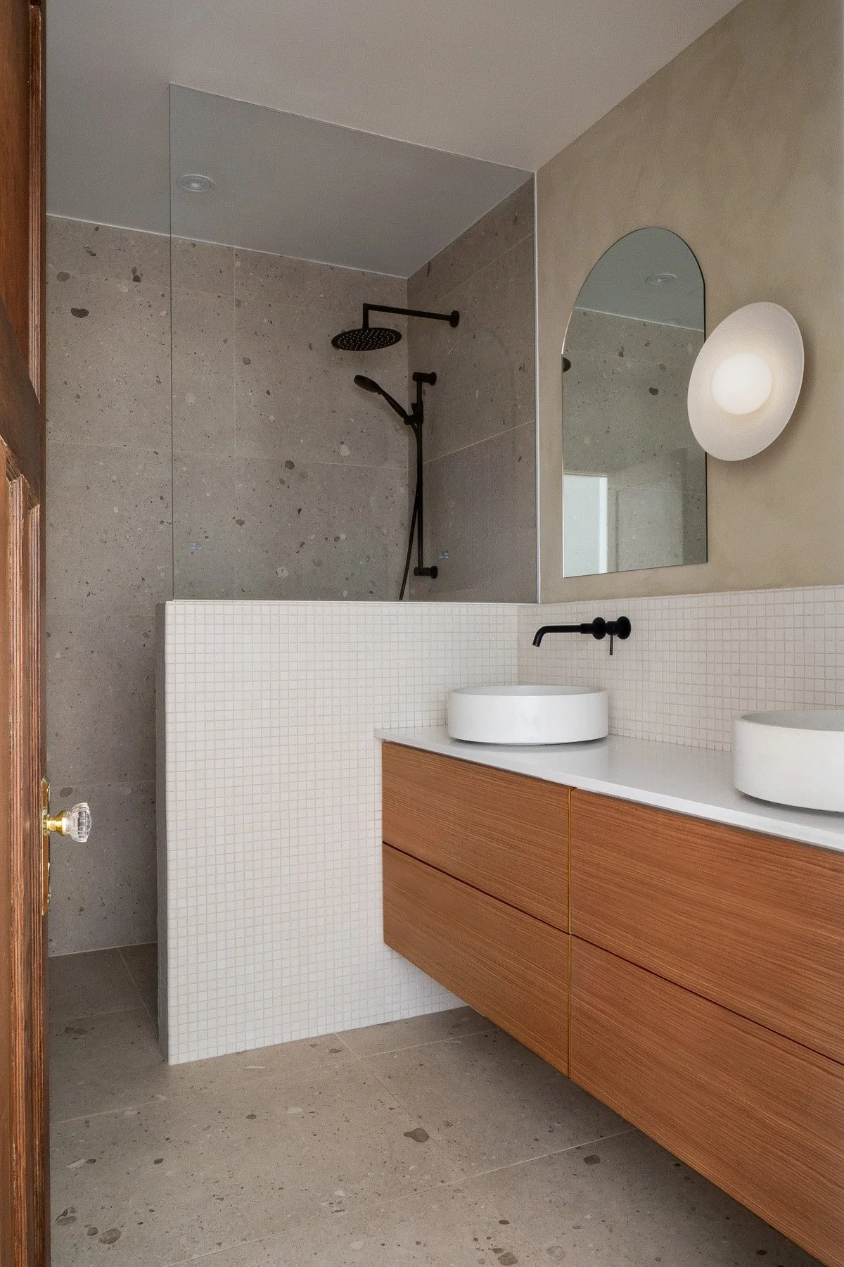 Design de la nouvelle salle de bain avec douche italienne et grand comptoir par inscape le studio