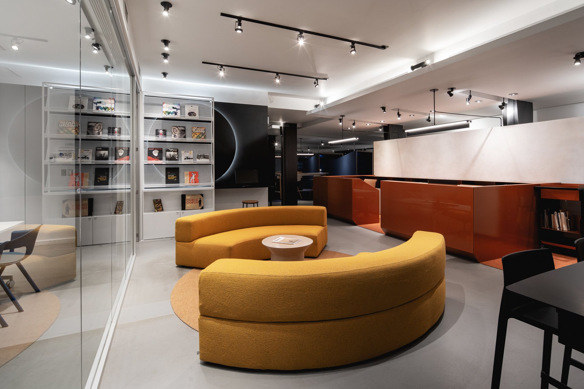 Aménagement de l'accueil de la médiathèque par Inscape le Studio