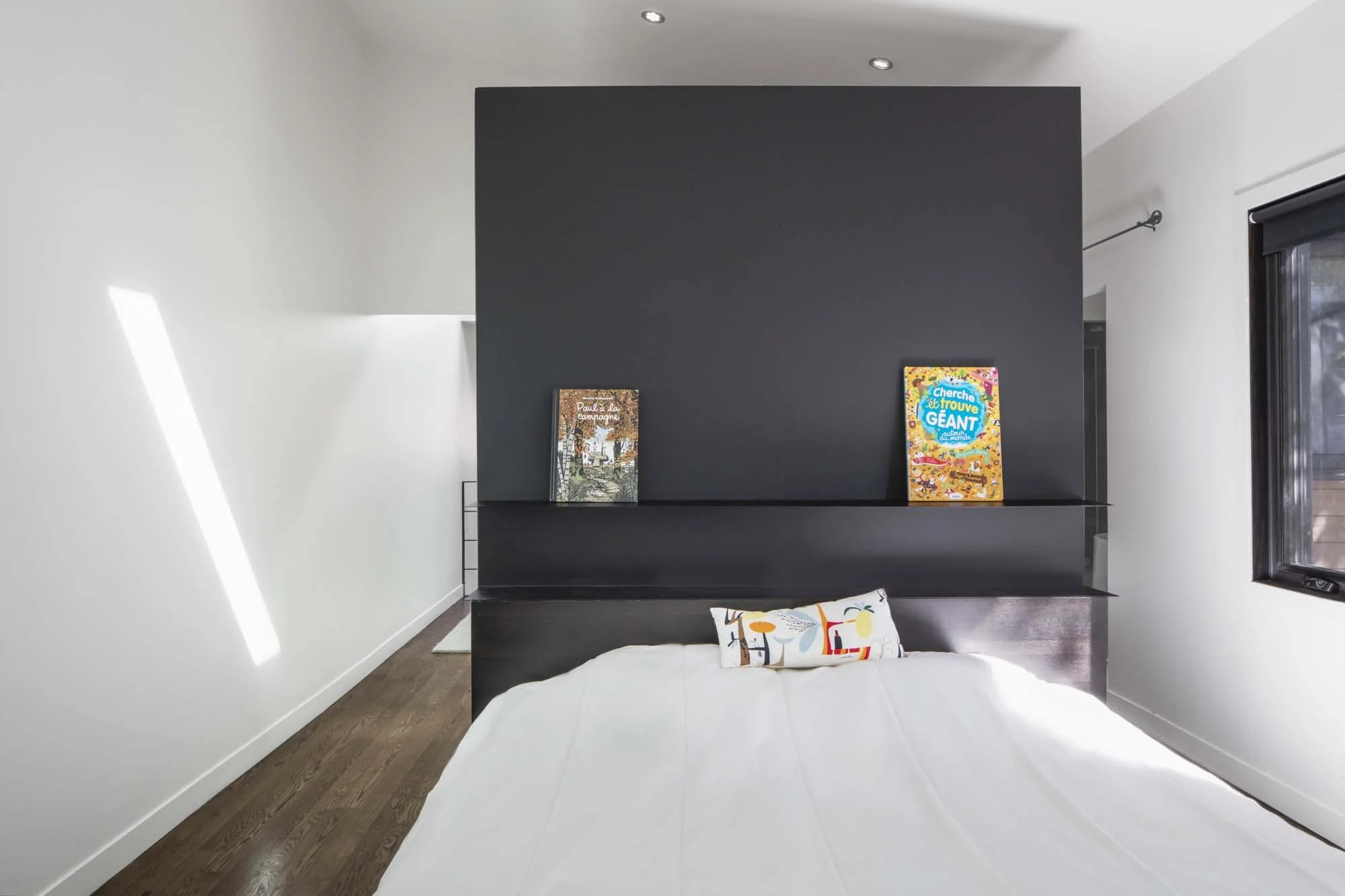 Design de l'espace chambre avec tablette en acier par inscape le studio