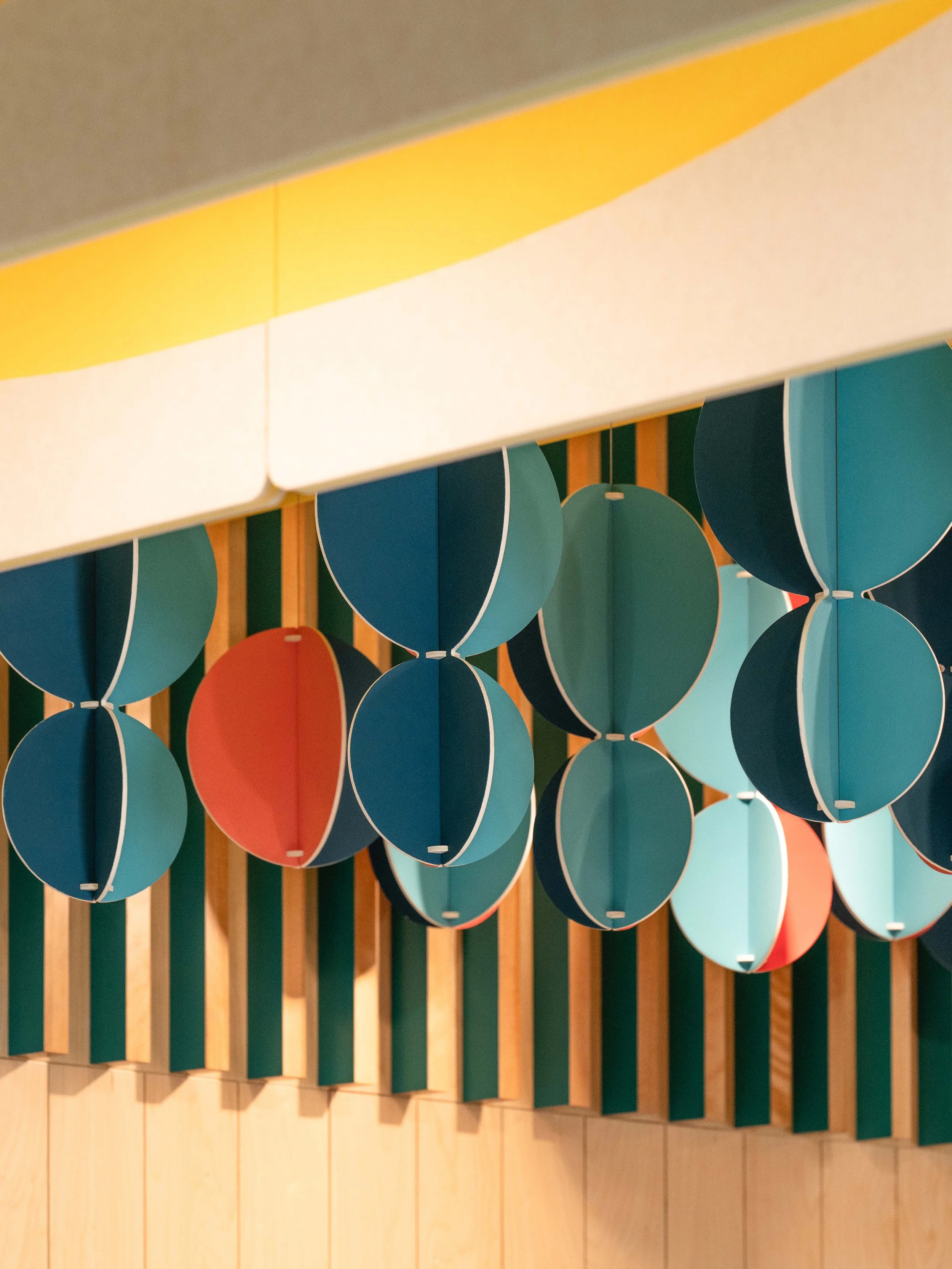 Design par inscape le studio et la camaraderie d'un mobile coloré tournant sur lui même pour illustré le mouvement