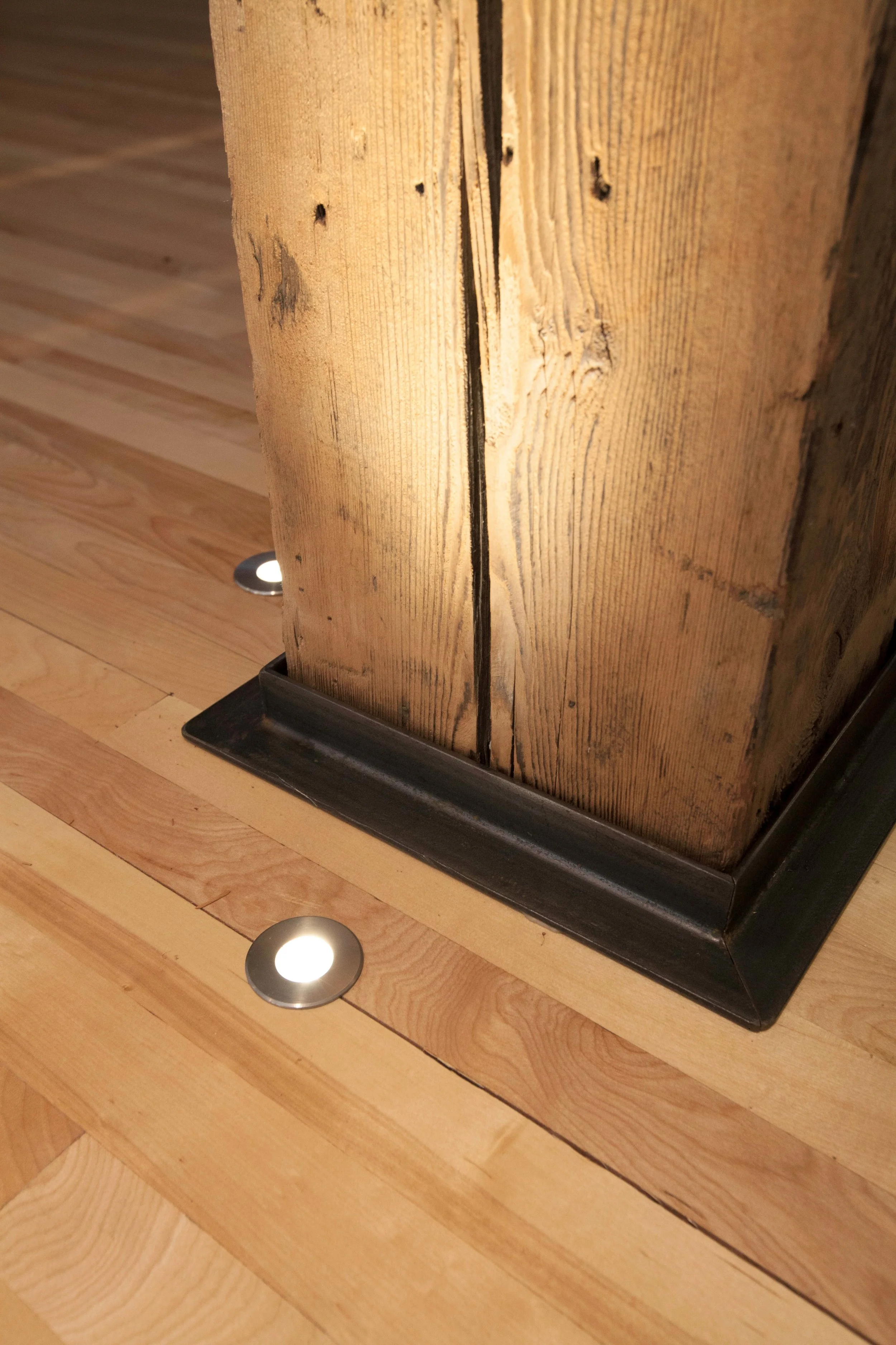 Détail de luminaire au plancher pour valoriser les colonnes par inscape le studio
