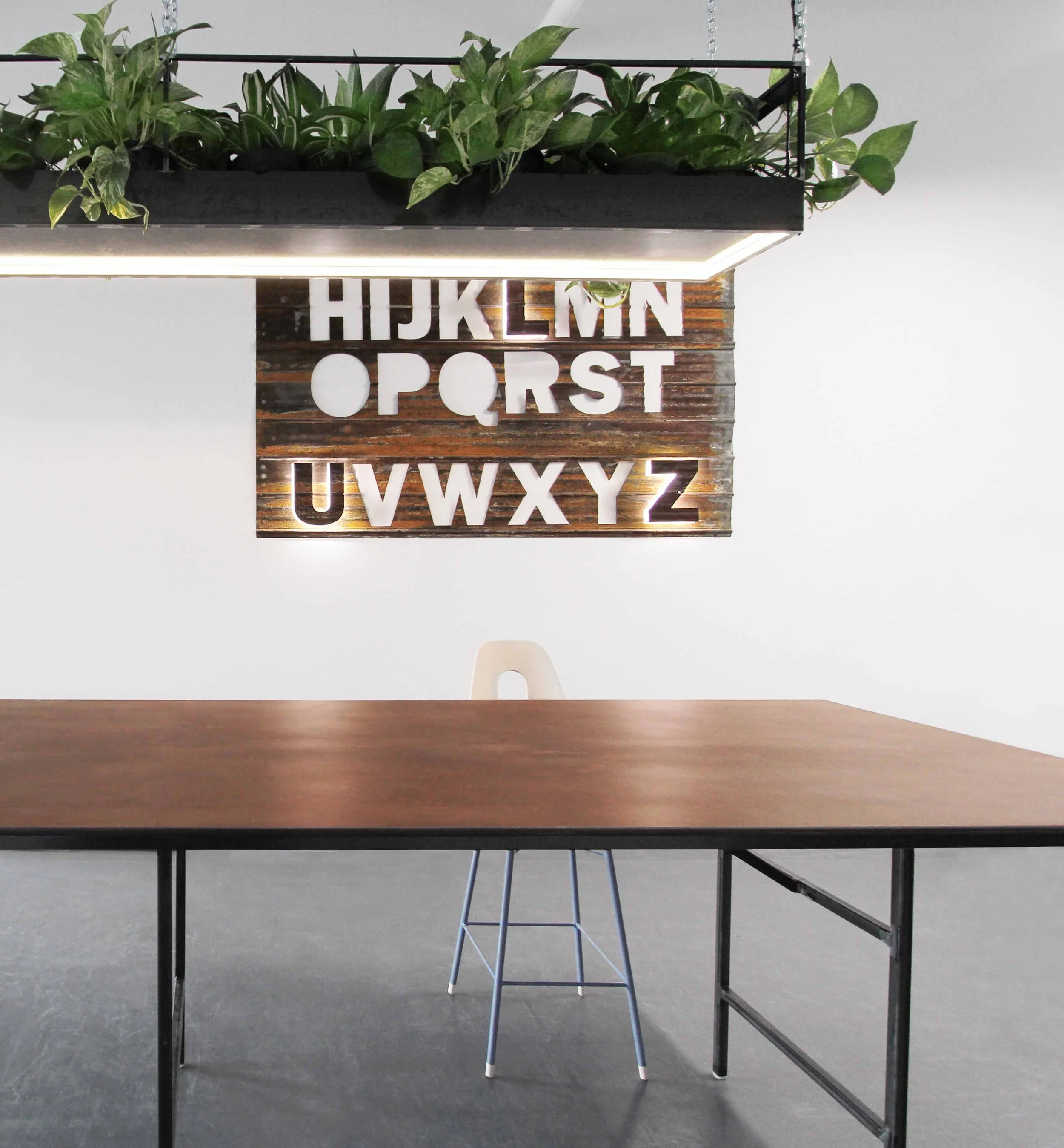 Espace cafétéria chez Luz studio par inscape le studio. Fabrication de la table par Machine DA