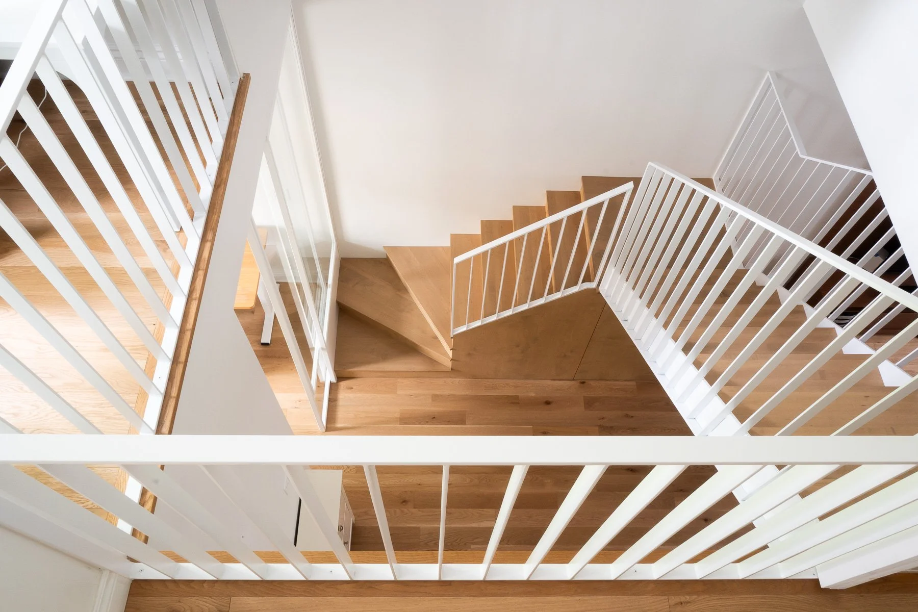 Design du nouvel escalier central en bois et acier menant au niveau deux par inscape le studio