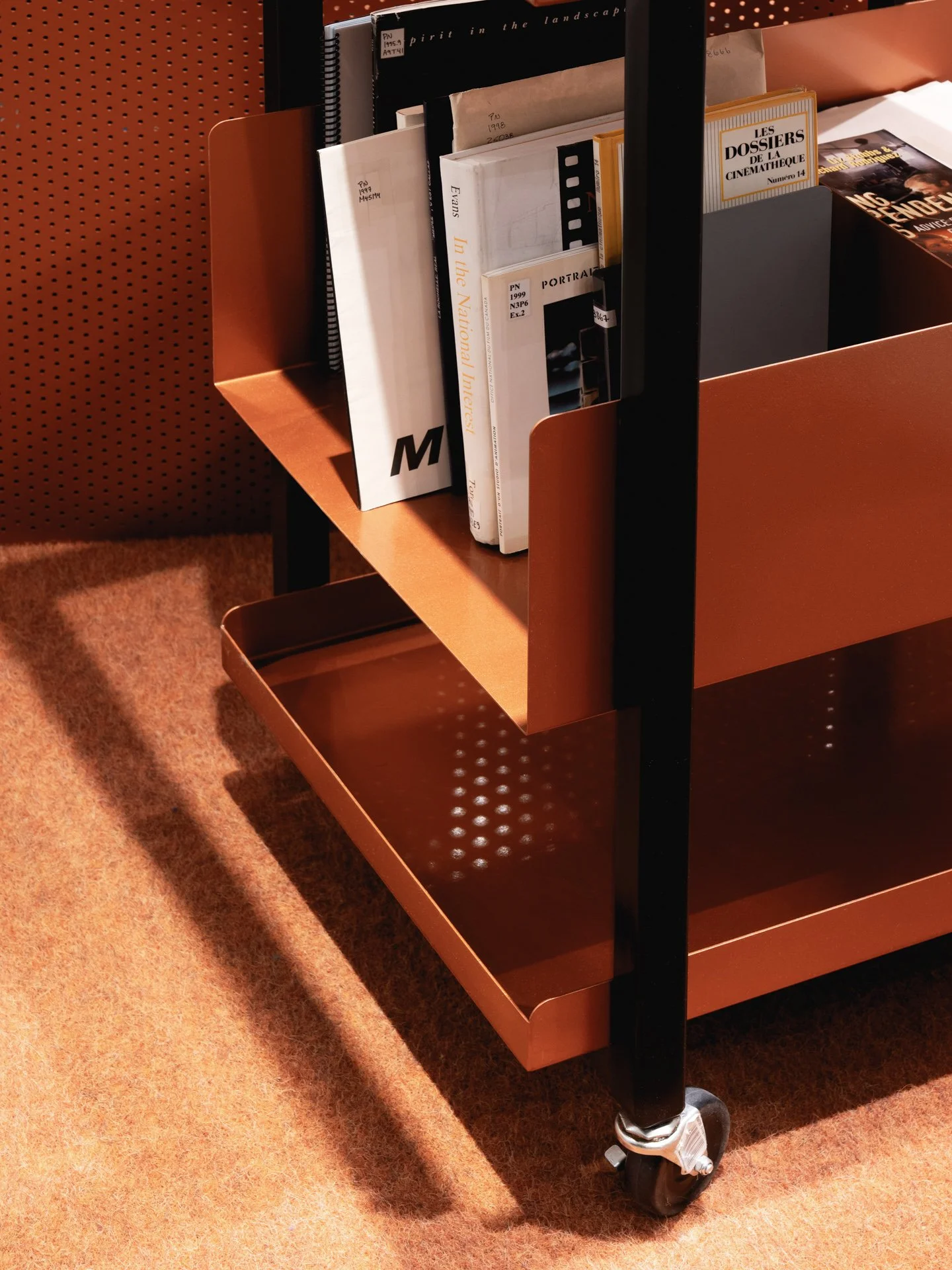 Chariot d'acier pour la réception de la médiathèque par Inscape le studio