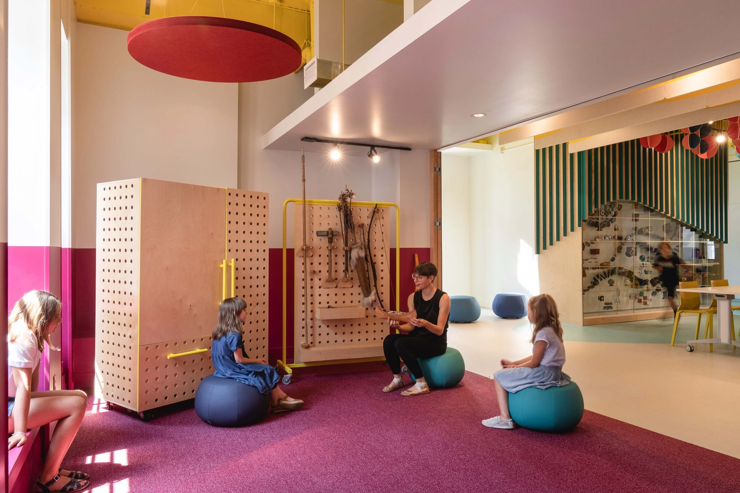Design de l'espace et du mobilier par inscape permettant aux enfants d'apprendre sur l'histoire de Montréal à travers le jeux