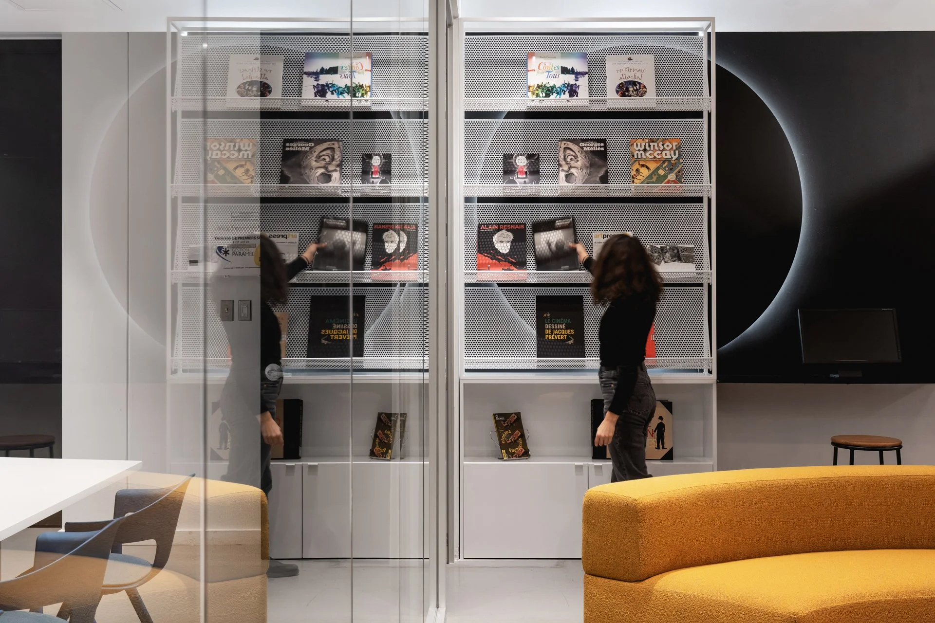 Aménagement de l'accueil et du lounge de la médiathèque par Inscape le studio