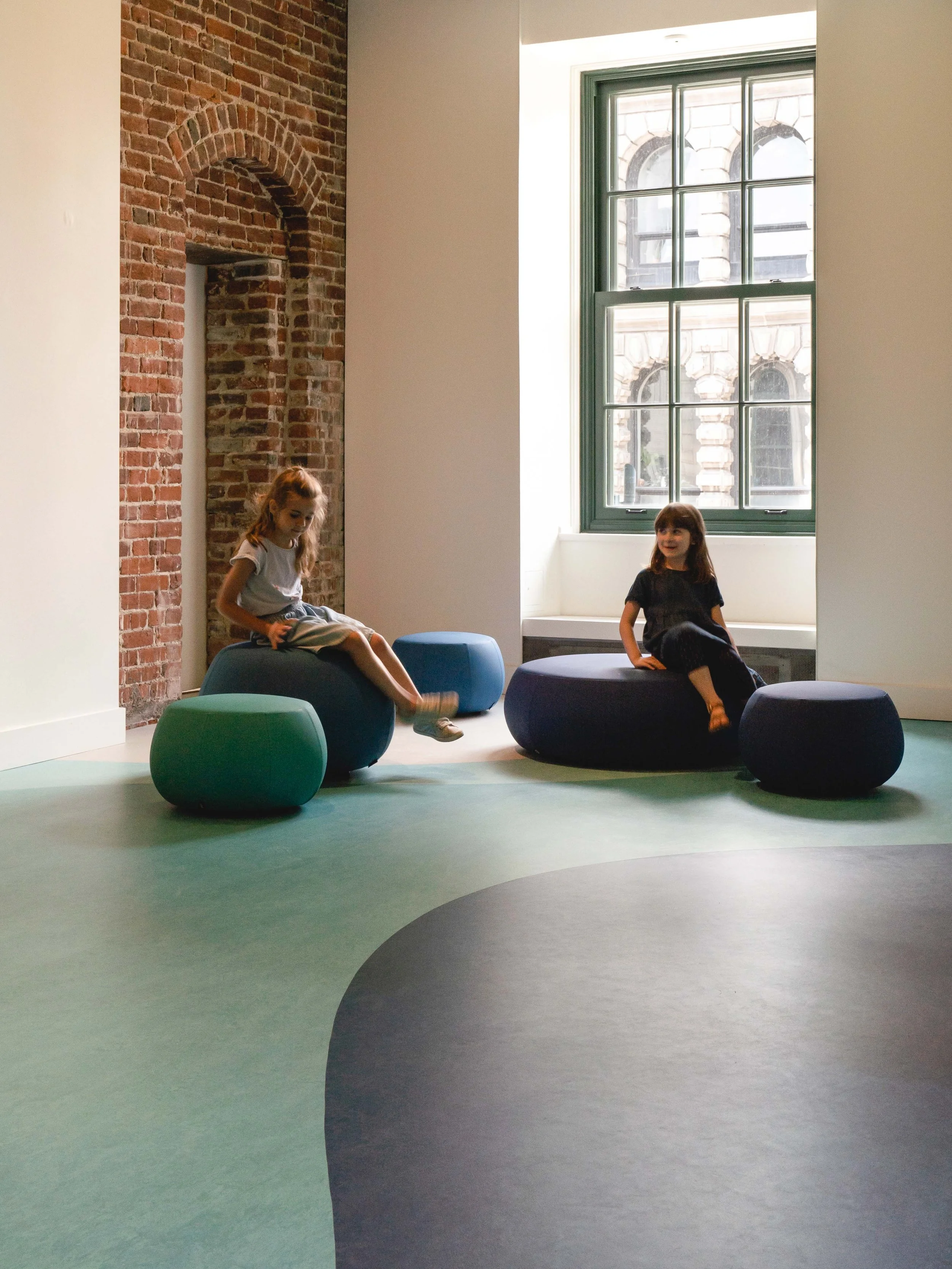 Espace lounge de la salle éducative à Pointe-à-callière par inscape le studio