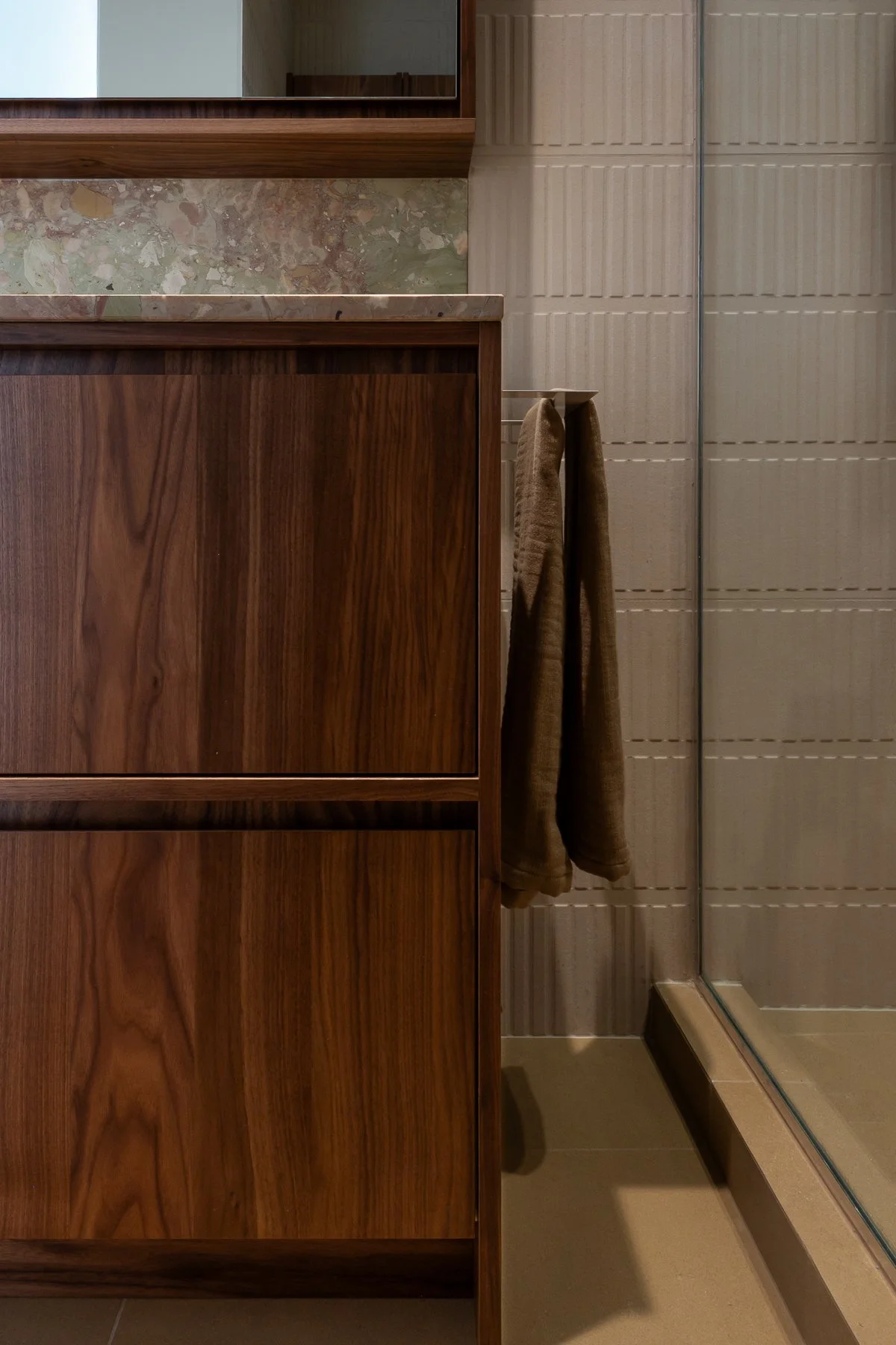 Détail de la vanité de bois et son porte serviette par inscape le studio