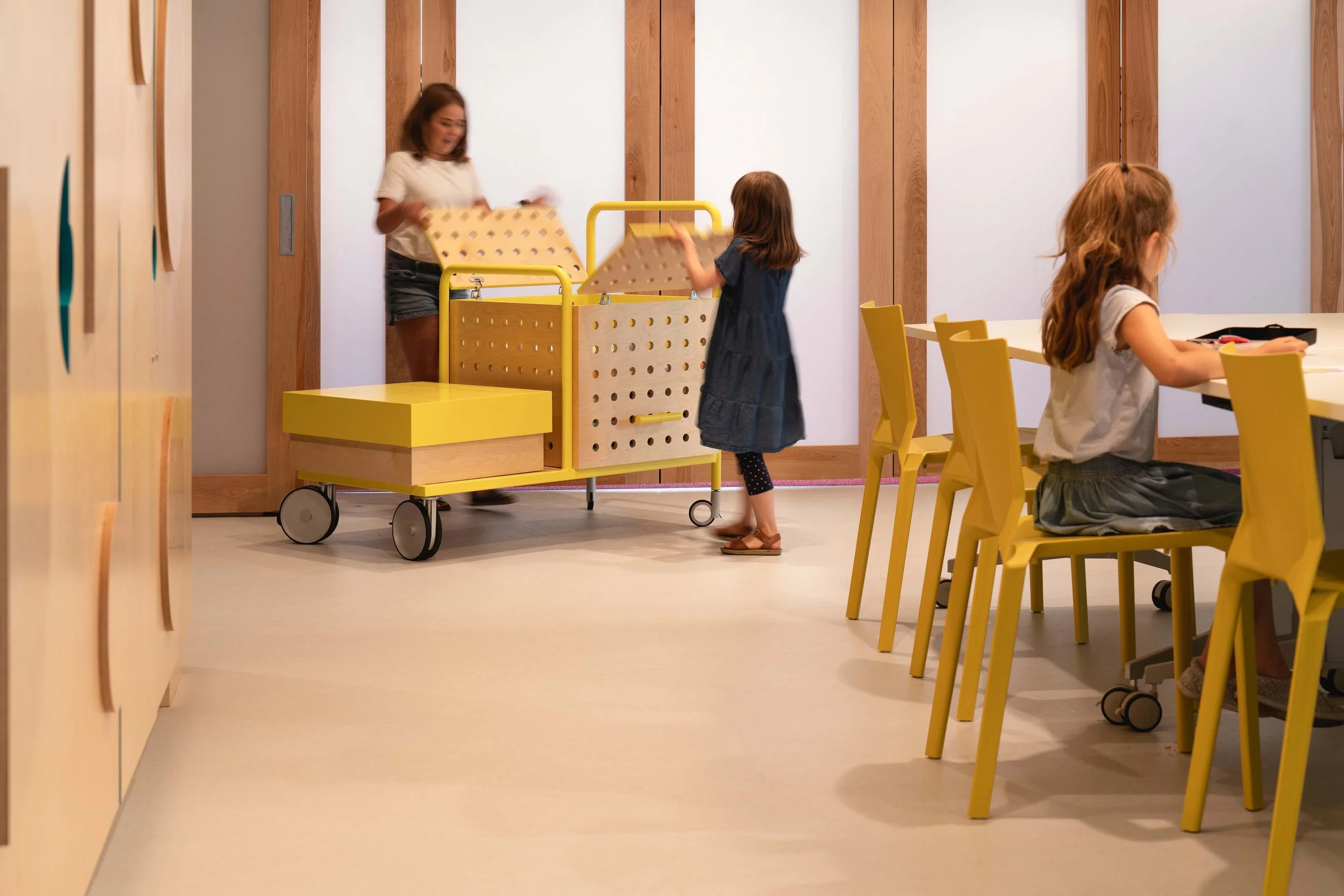 Design par inscape le studio d'un chariot sur mesure pour accommoder les différentes activités éducatives