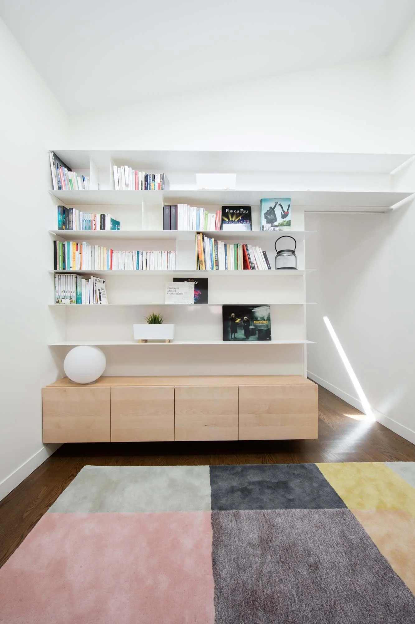 Design d'une bibliothèque en acier à l'étage par inscape le studio