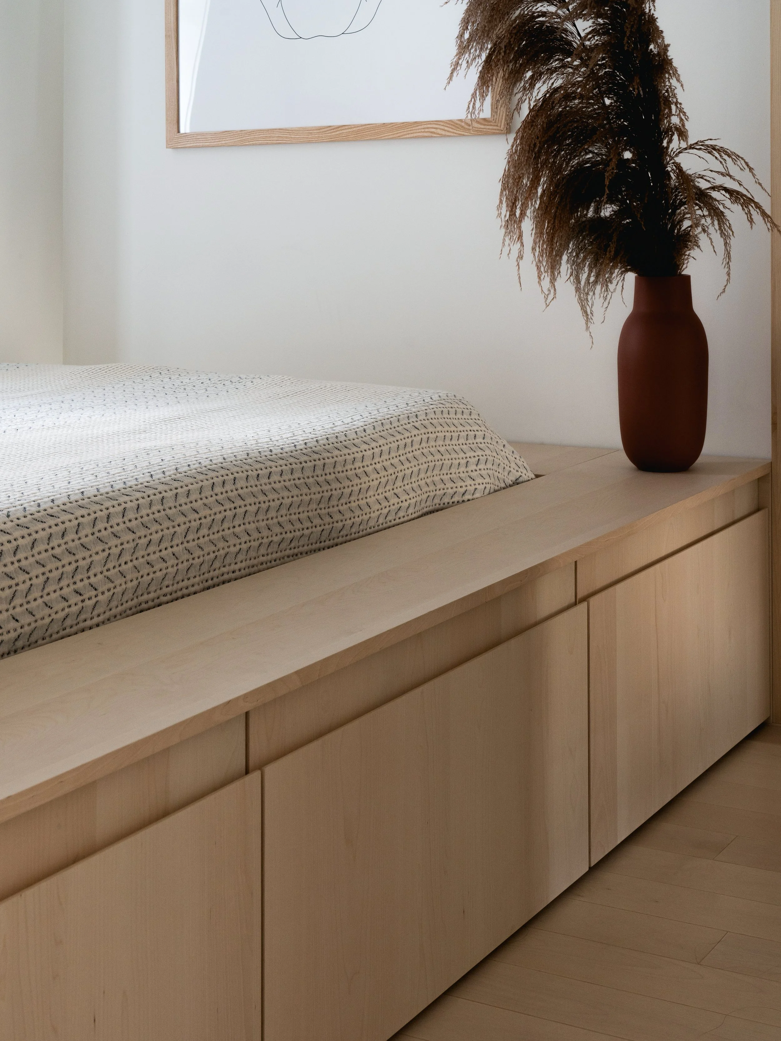 Design de mobilier sur mesure avec rangement pour un petit espace