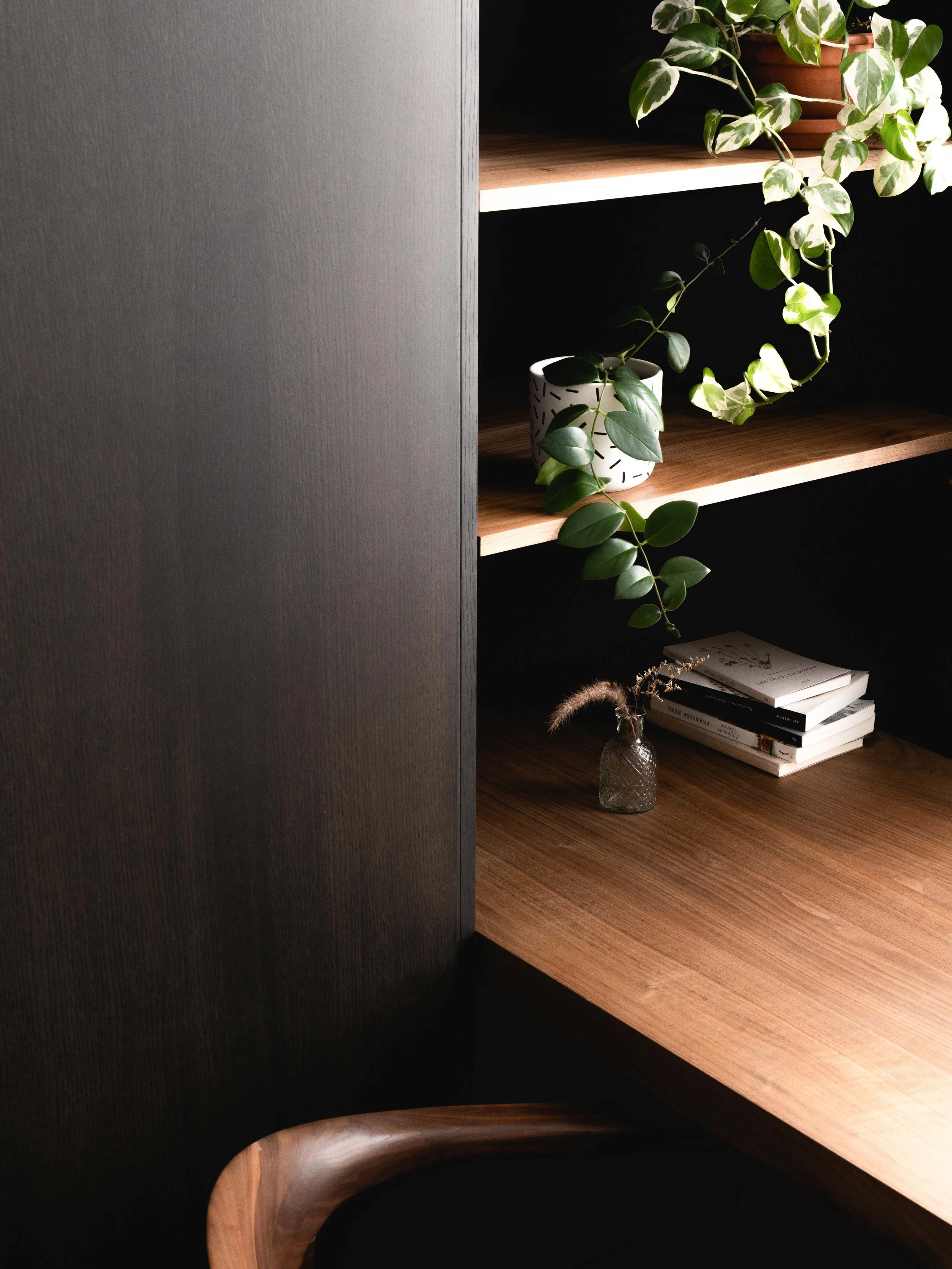 Design d'un bureau de bois noir et noyer par inscape le studio