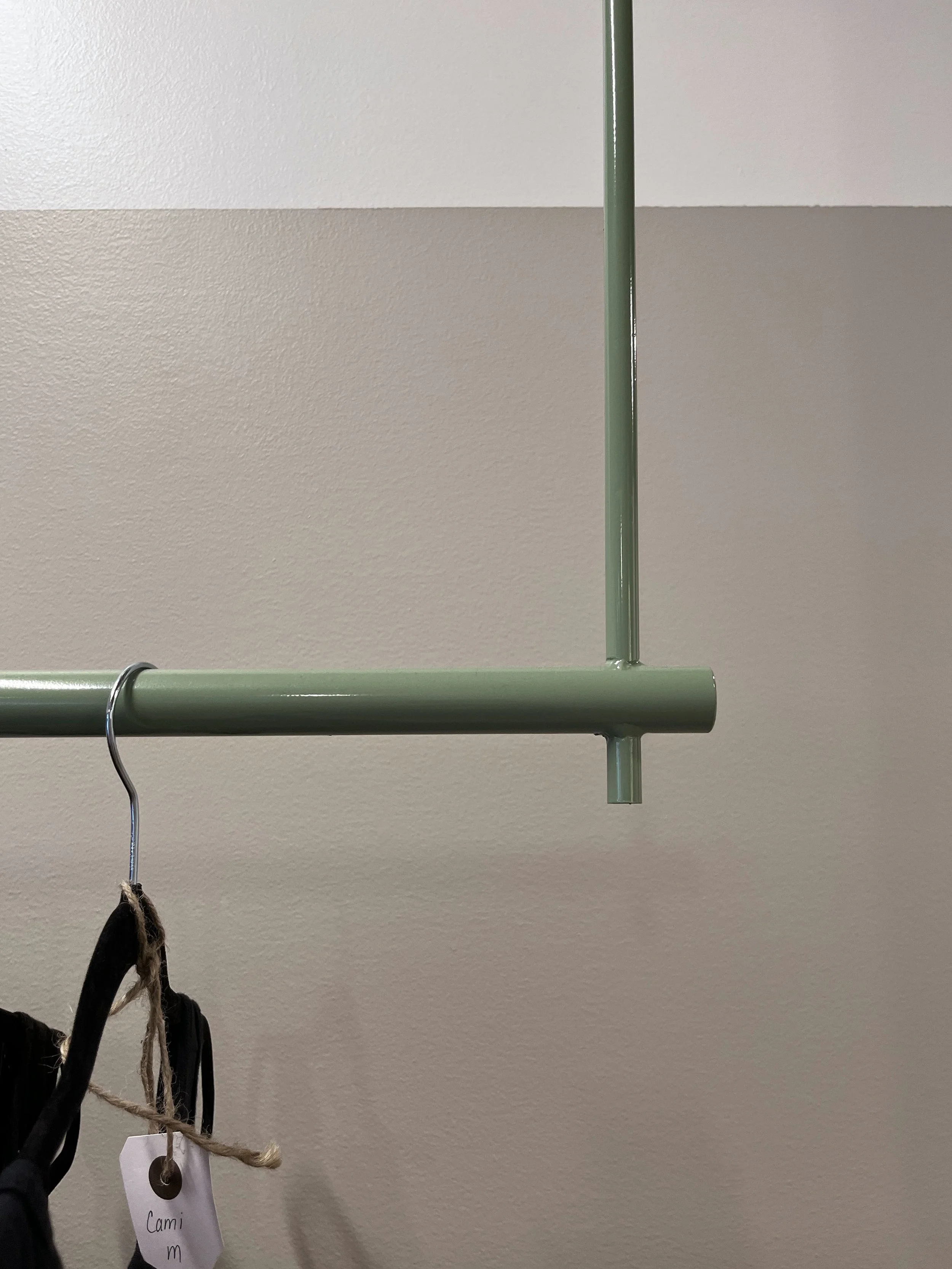 Détail de mobilier en acier dans l'espace d'accueil du centre de yoga par inscape le studio