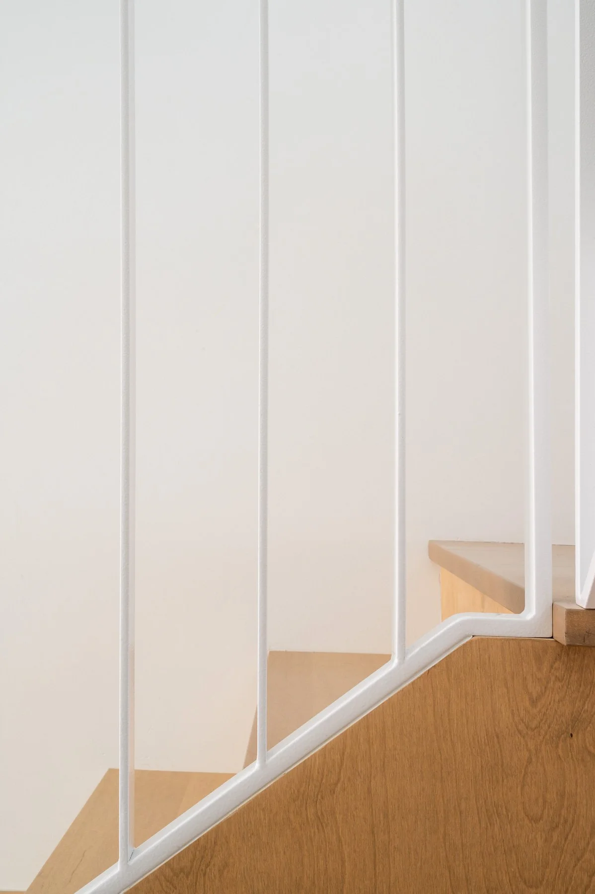 Détail de la rampe en acier plat donnant un effet de profondeur selon l'angle de vu par inscape le studio