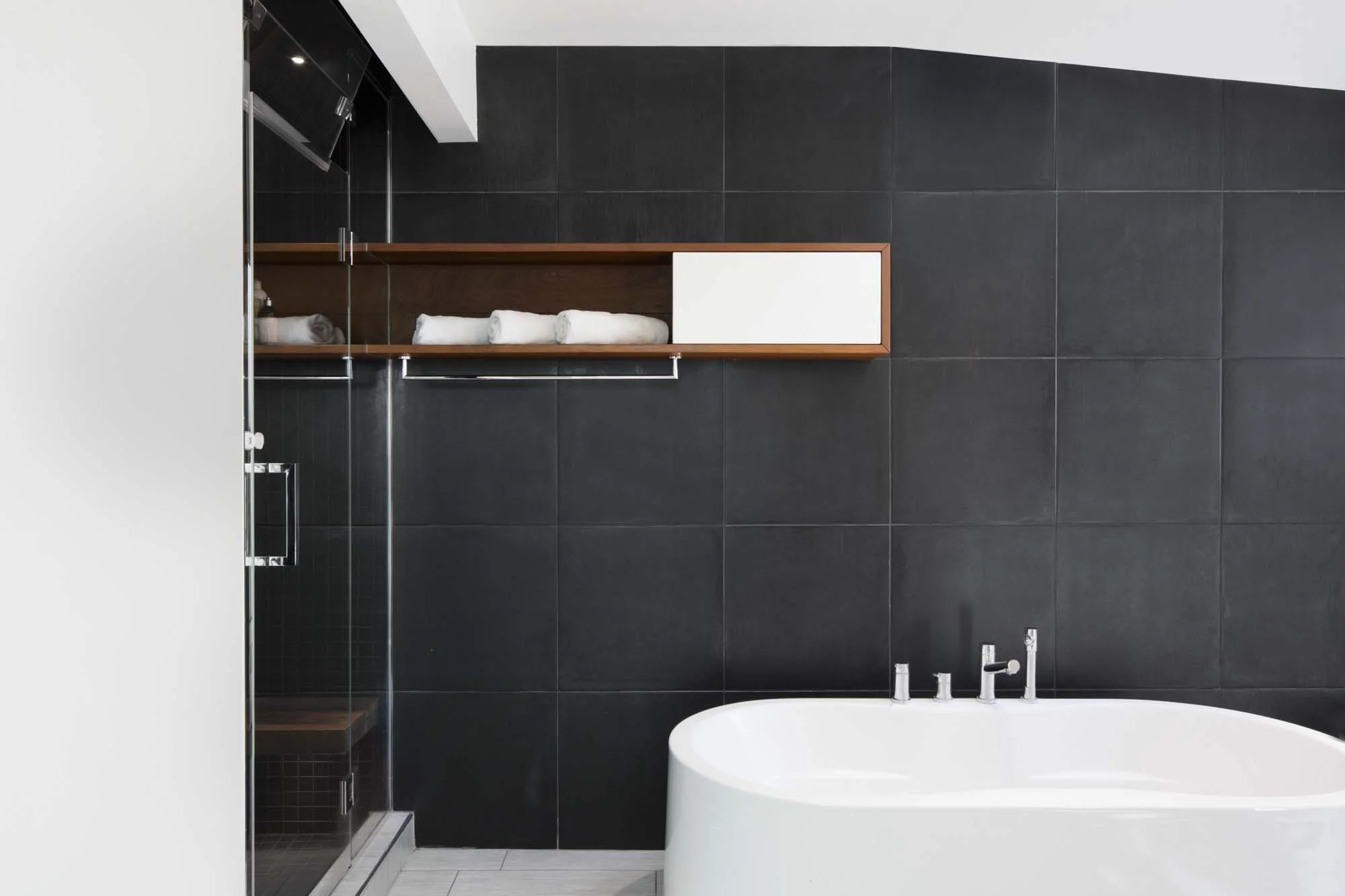Design de la la salle de bain avec grande douche et bain central par inscape le studio