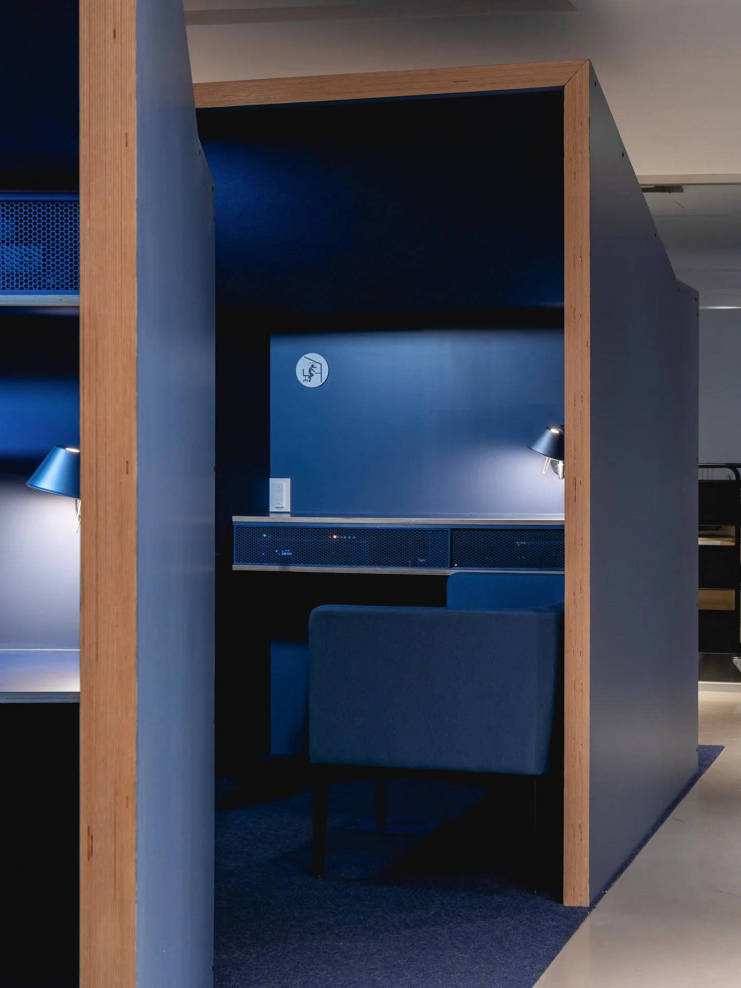 Espace de visionnement à la médiathèque par Inscape le Studio