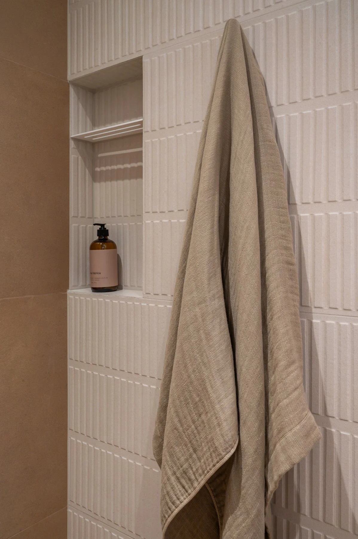 Design de la niche de la douche en céramique par inscape le studio