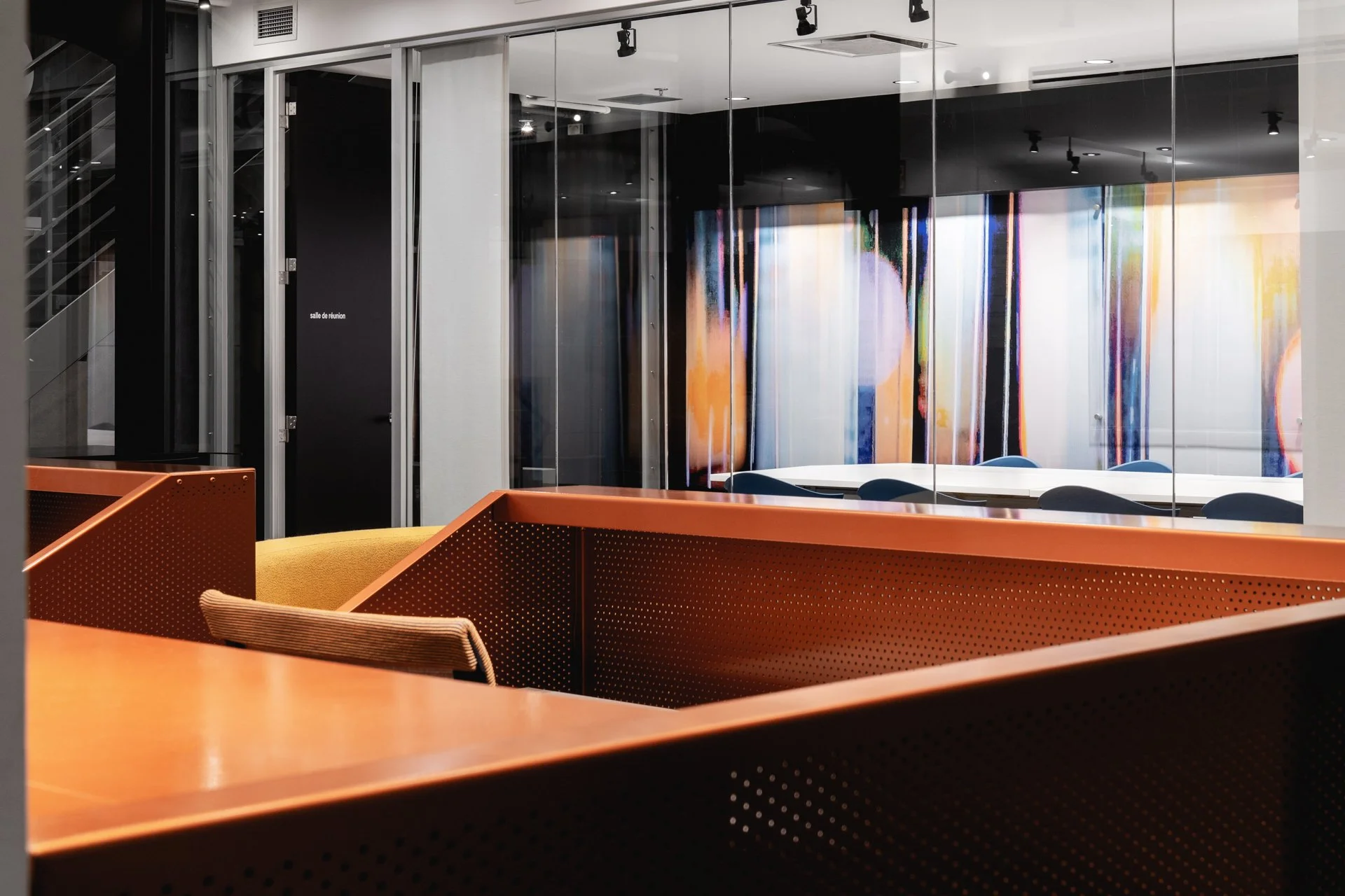 Détail du comptoir d'accueil et de la murale de la médiathèque par Inscape le studio