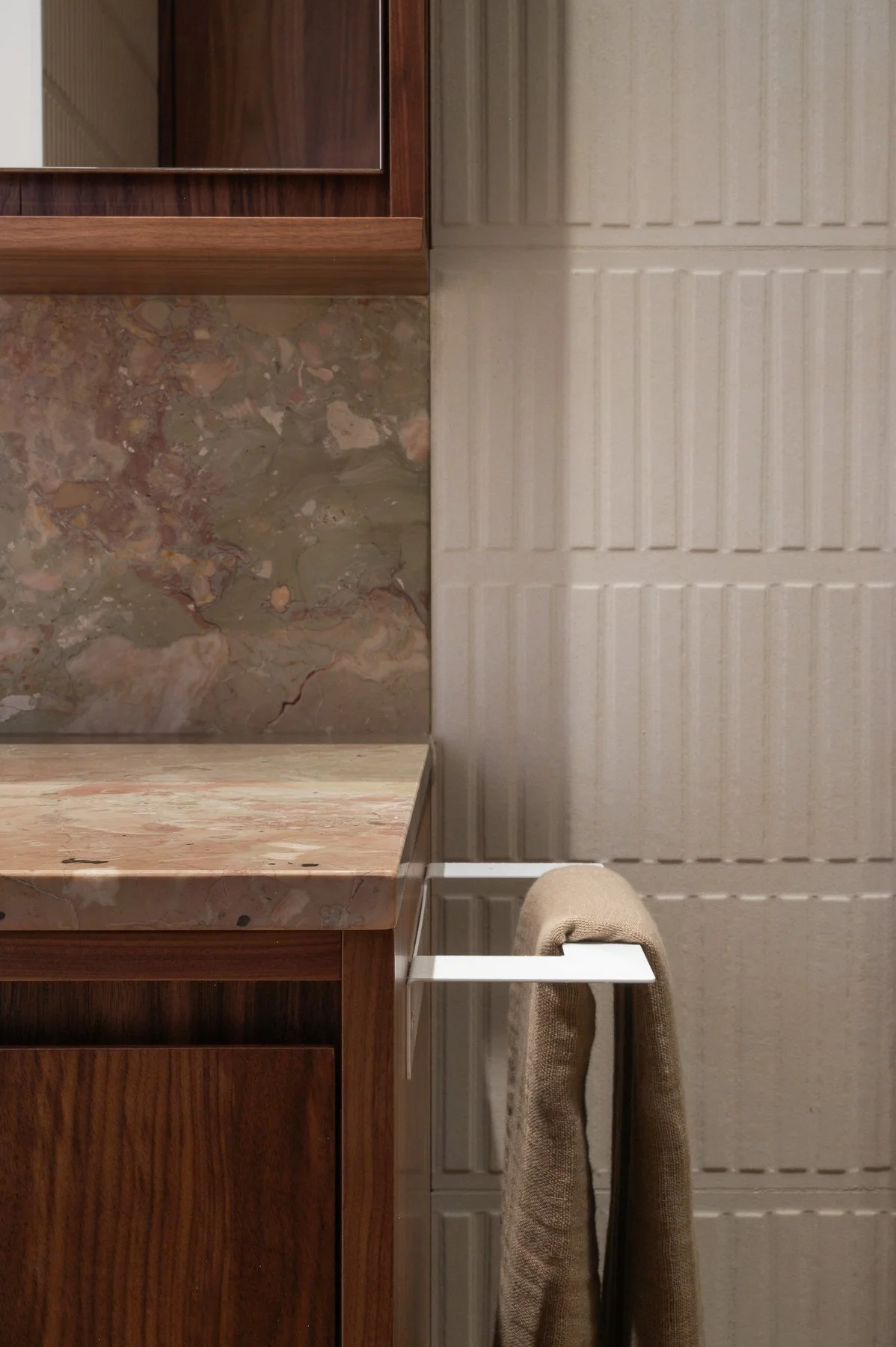 Design des détail de céramique et comptoir de pierre pour la vanité par inscape le studio