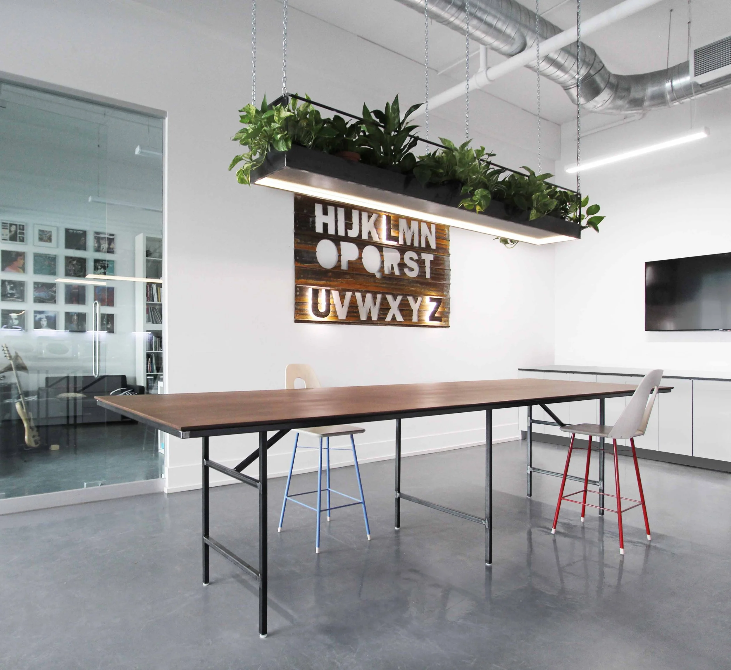 Espace cafétéria chez Luz studio par inscape le studio. Fabrication de la table par Machine DA