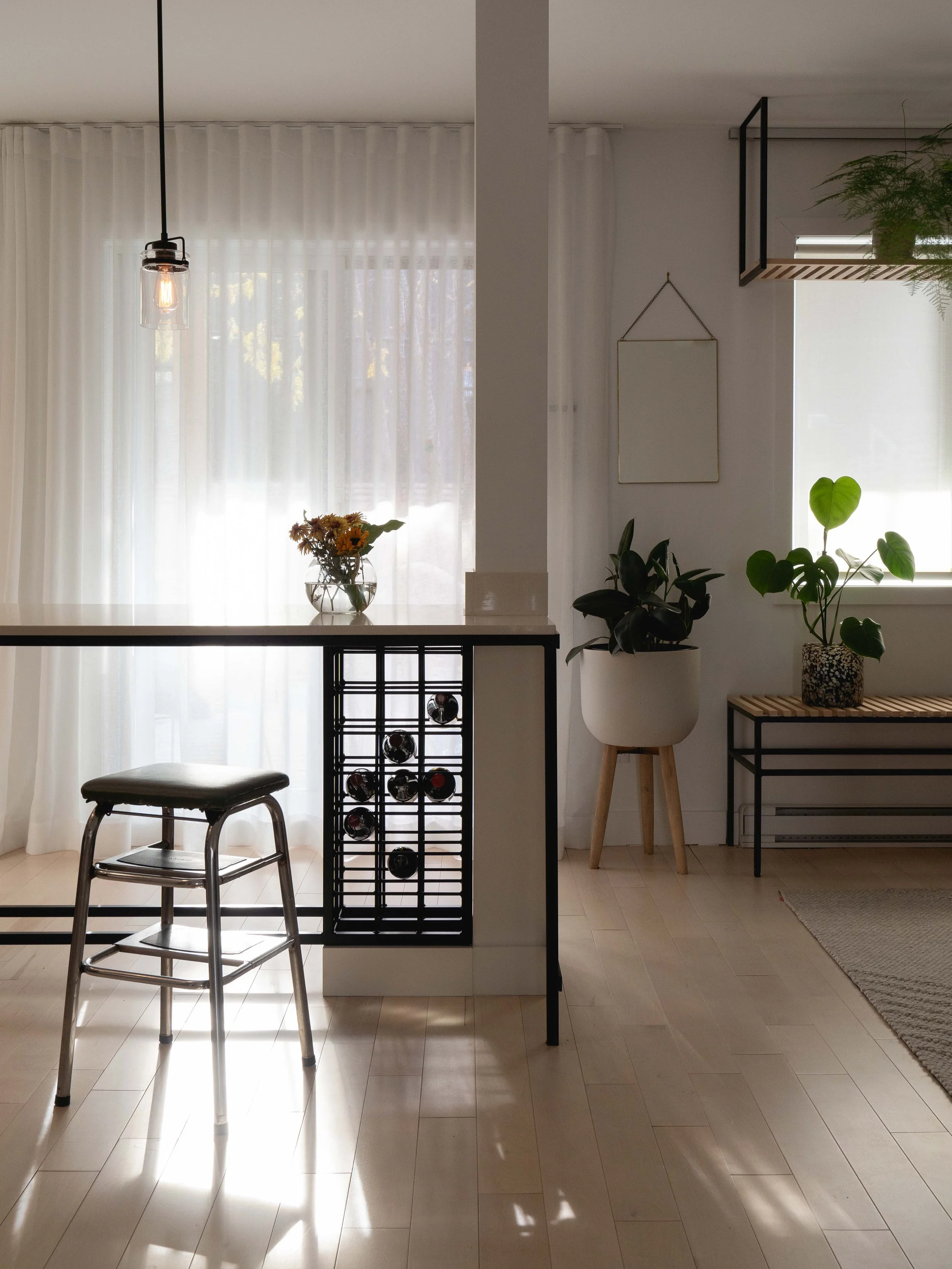 Design et ré-aménagement de la cuisine ou une partie de l'ilot a été transformé en table à manger