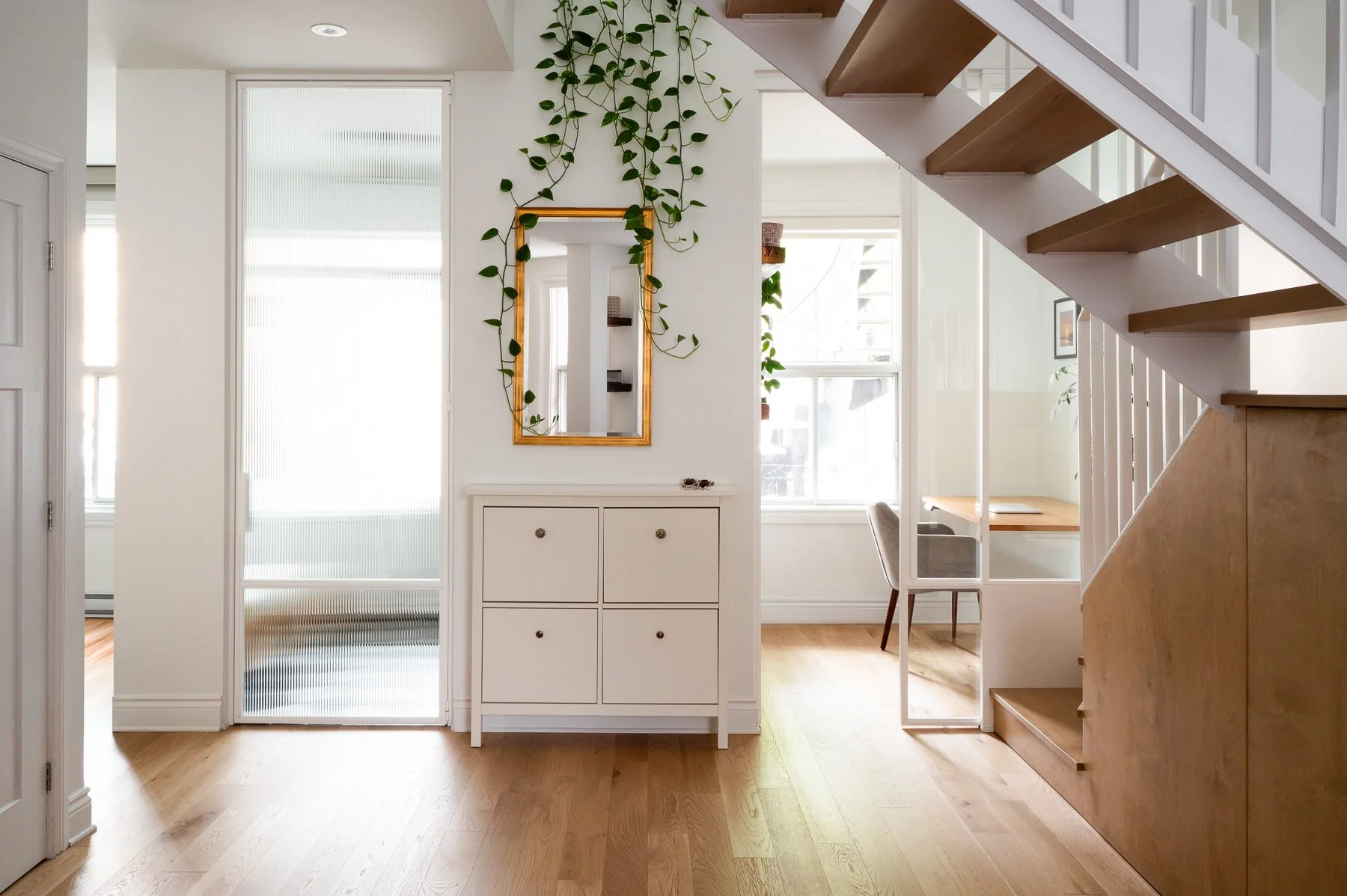 Design et aménagement de l'espace d'entrée, bureau, escalier. Design des portes en acier sur mesure par inscape le studio